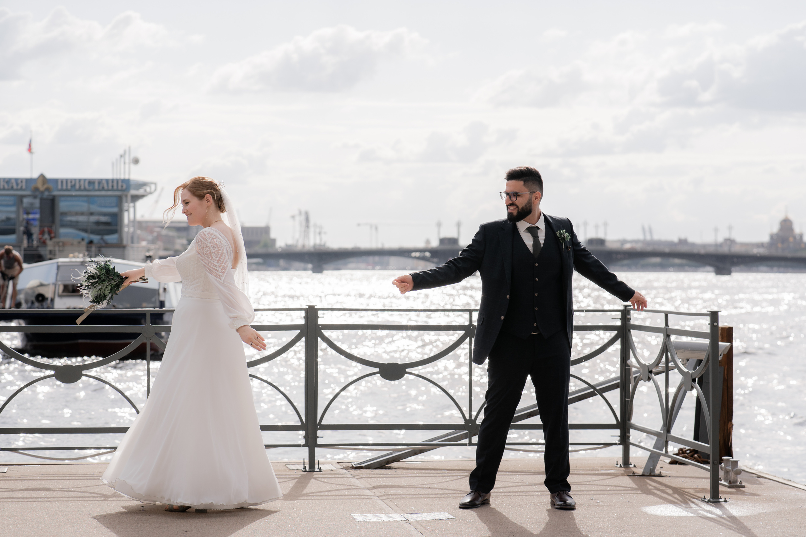 Летняя свадебная фотосессия на закате в Санкт-Петербурге. Свадебный фотограф Александр Невский в Санкт-Петербурге