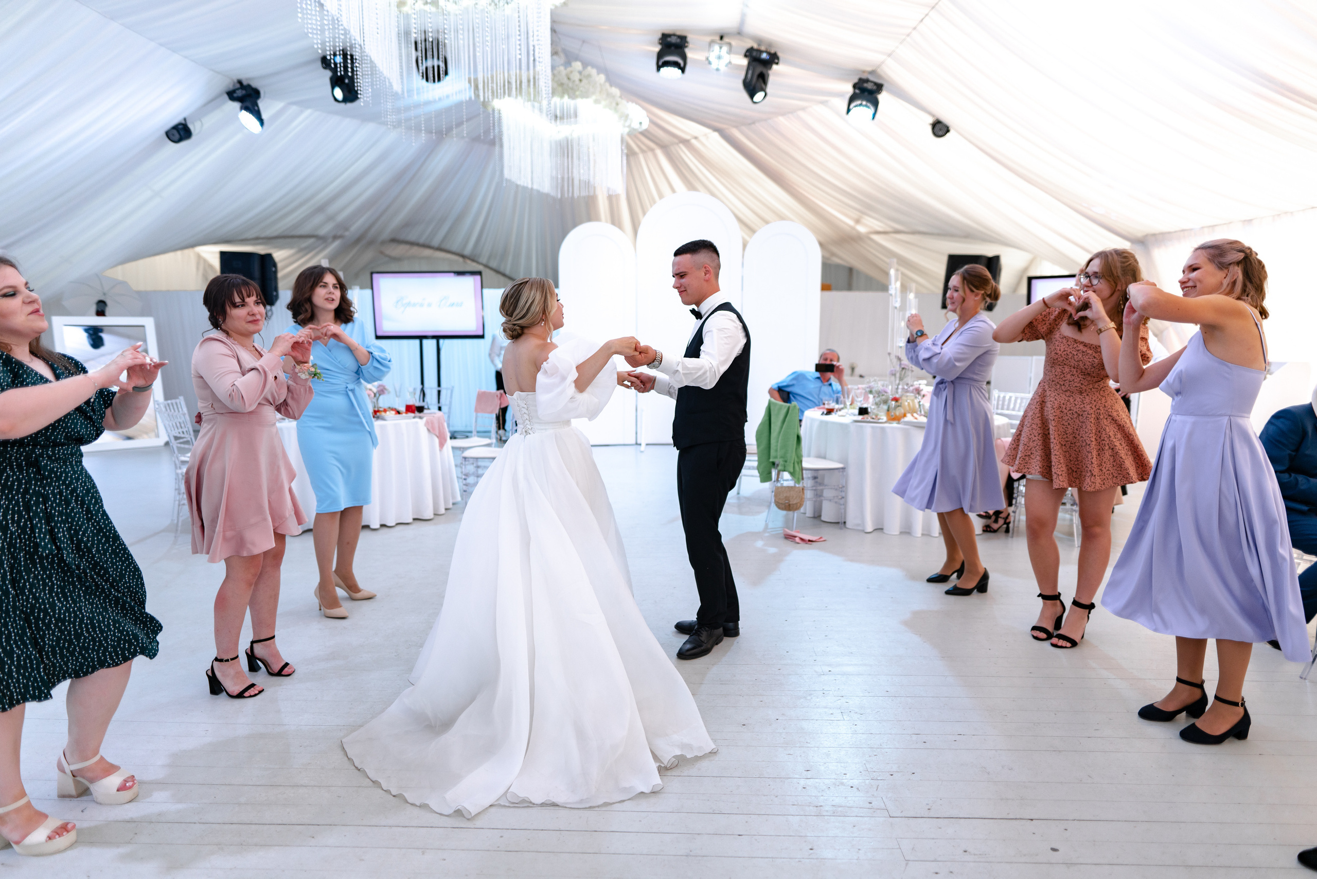 Летняя выездная свадебная регистрация в Санкт-Петербурге. Свадебный фотограф Александр Невский в Санкт-Петербурге