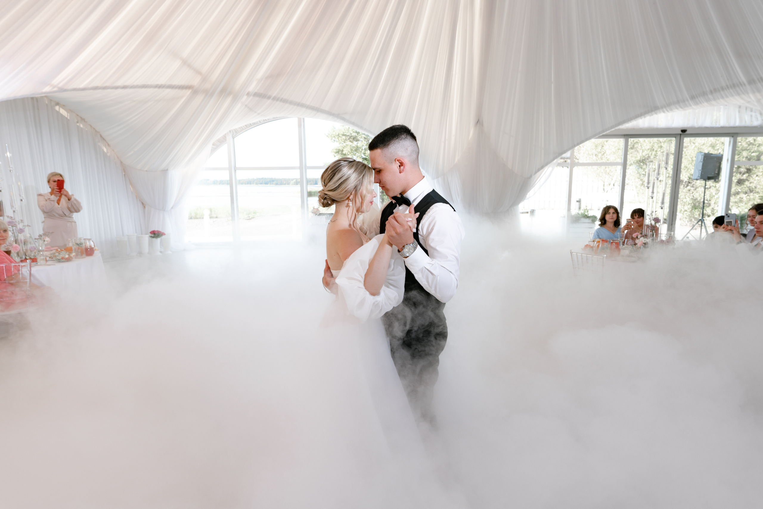 Летняя выездная свадебная регистрация в Санкт-Петербурге. Свадебный фотограф Александр Невский в Санкт-Петербурге