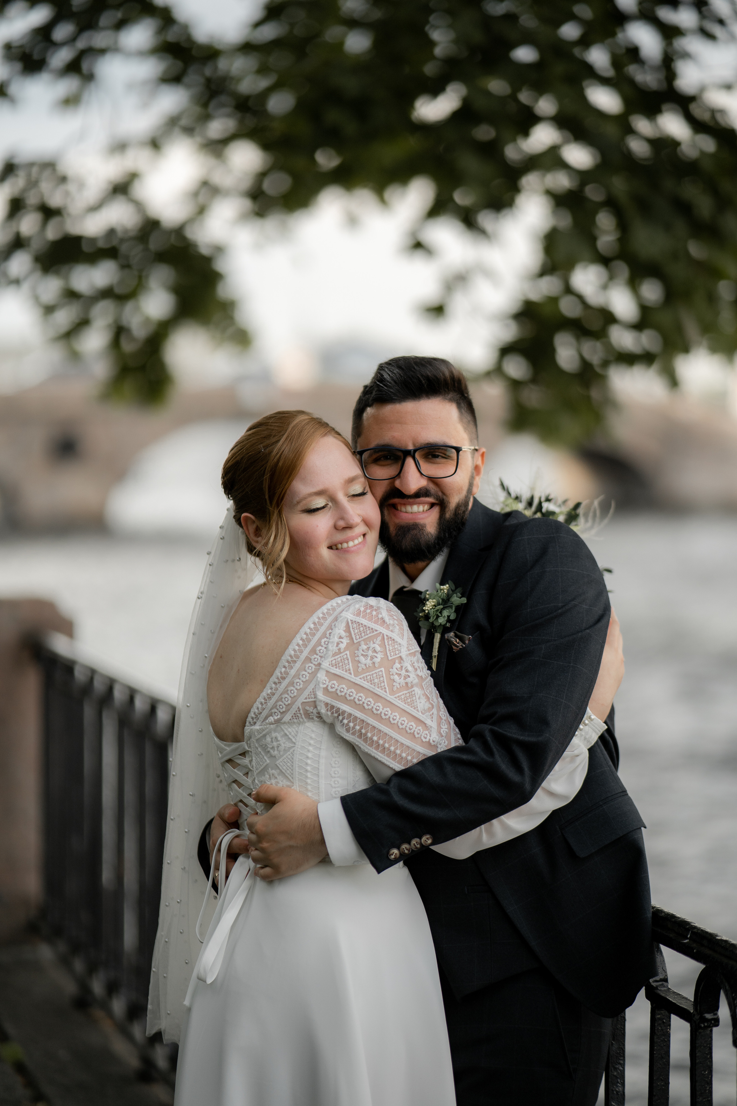 Летняя свадебная фотосессия на закате в Санкт-Петербурге. Свадебный фотограф Александр Невский в Санкт-Петербурге