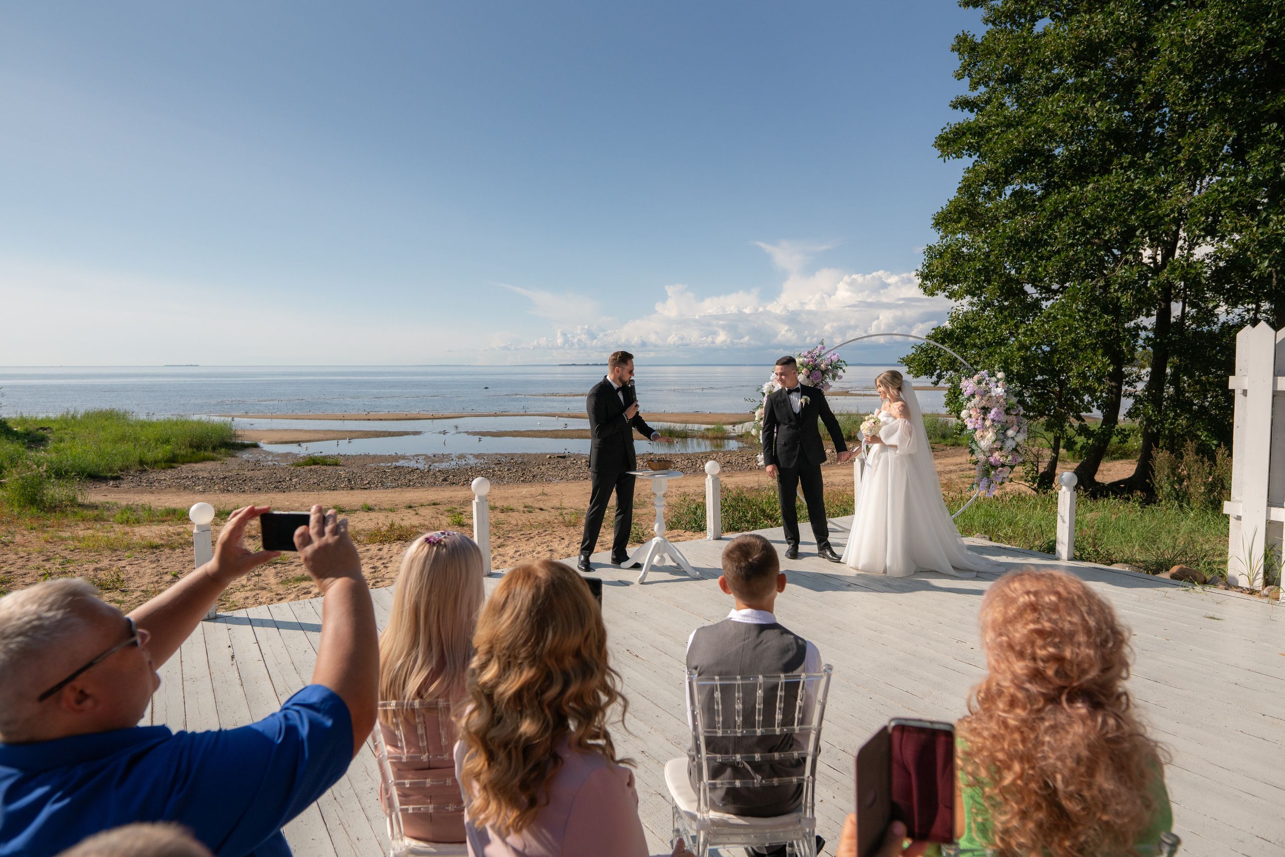 Летняя выездная свадебная регистрация в Санкт-Петербурге. Свадебный фотограф Александр Невский в Санкт-Петербурге