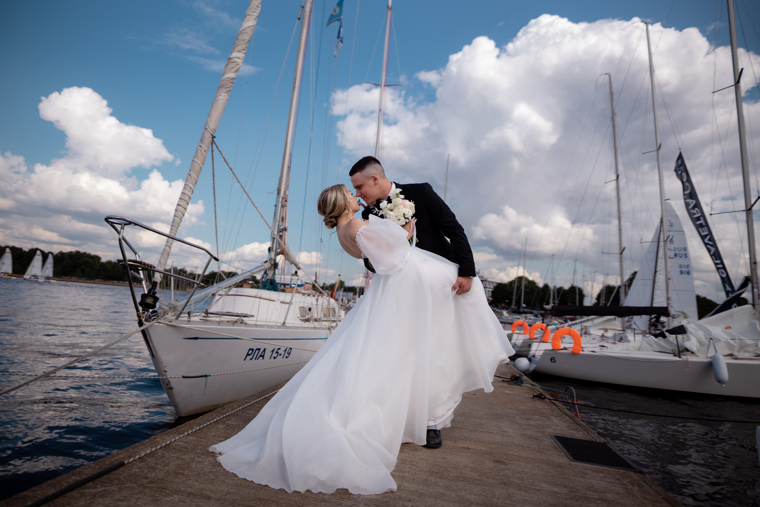 Летняя выездная свадебная регистрация в Санкт-Петербурге. Свадебный фотограф Александр Невский в Санкт-Петербурге