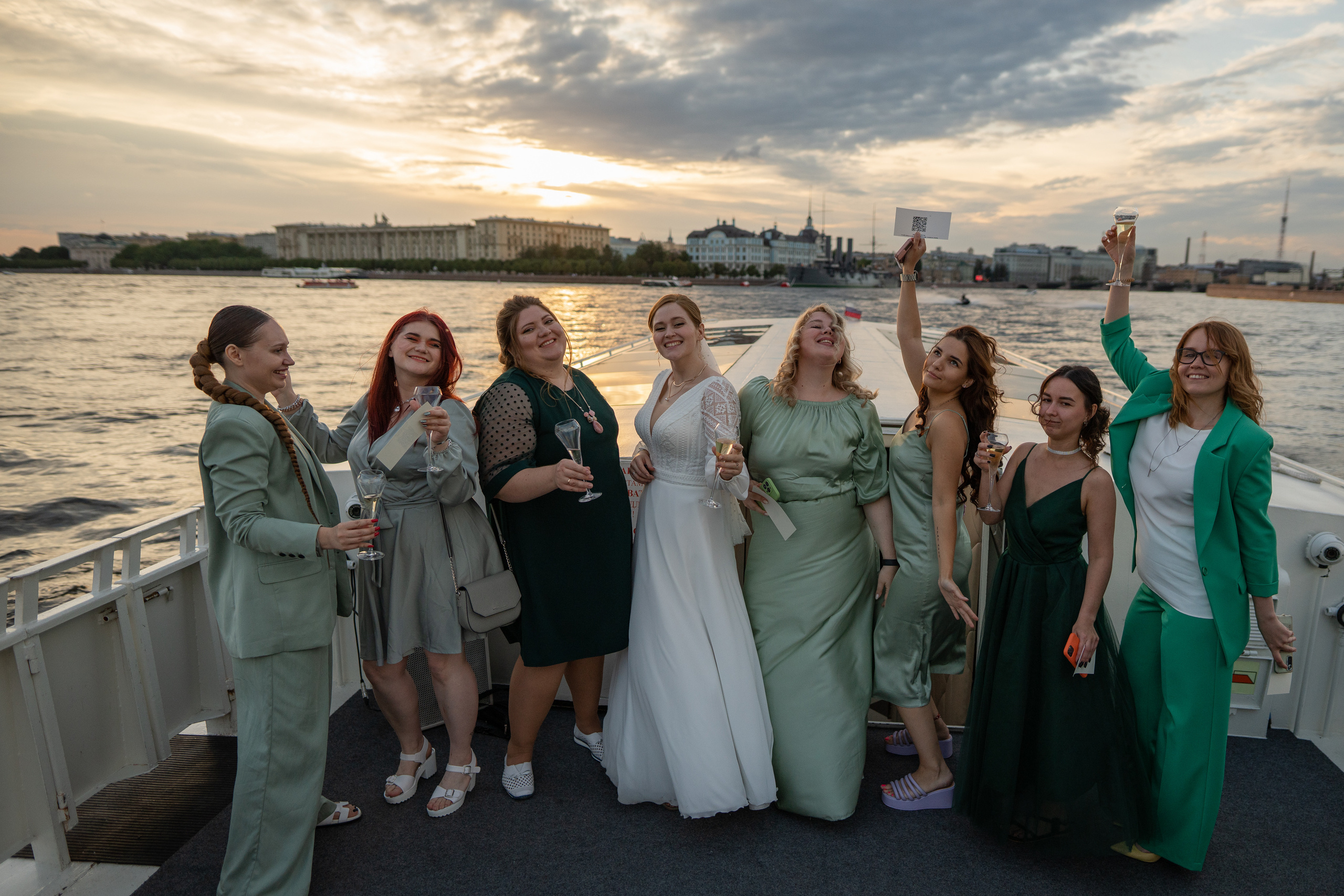 Летняя свадебная фотосессия на закате в Санкт-Петербурге. Свадебный фотограф Александр Невский в Санкт-Петербурге