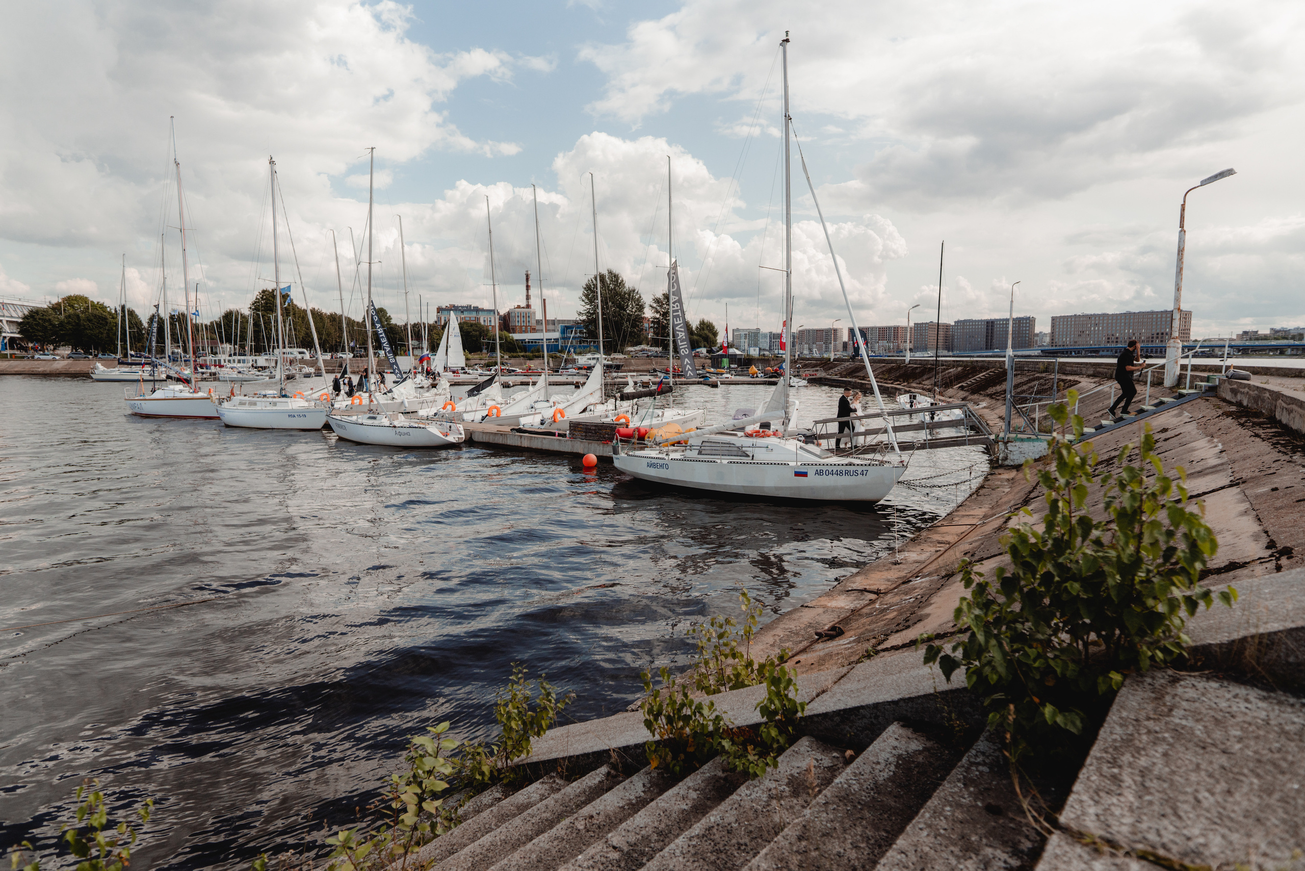 Летняя выездная свадебная регистрация в Санкт-Петербурге. Свадебный фотограф Александр Невский в Санкт-Петербурге