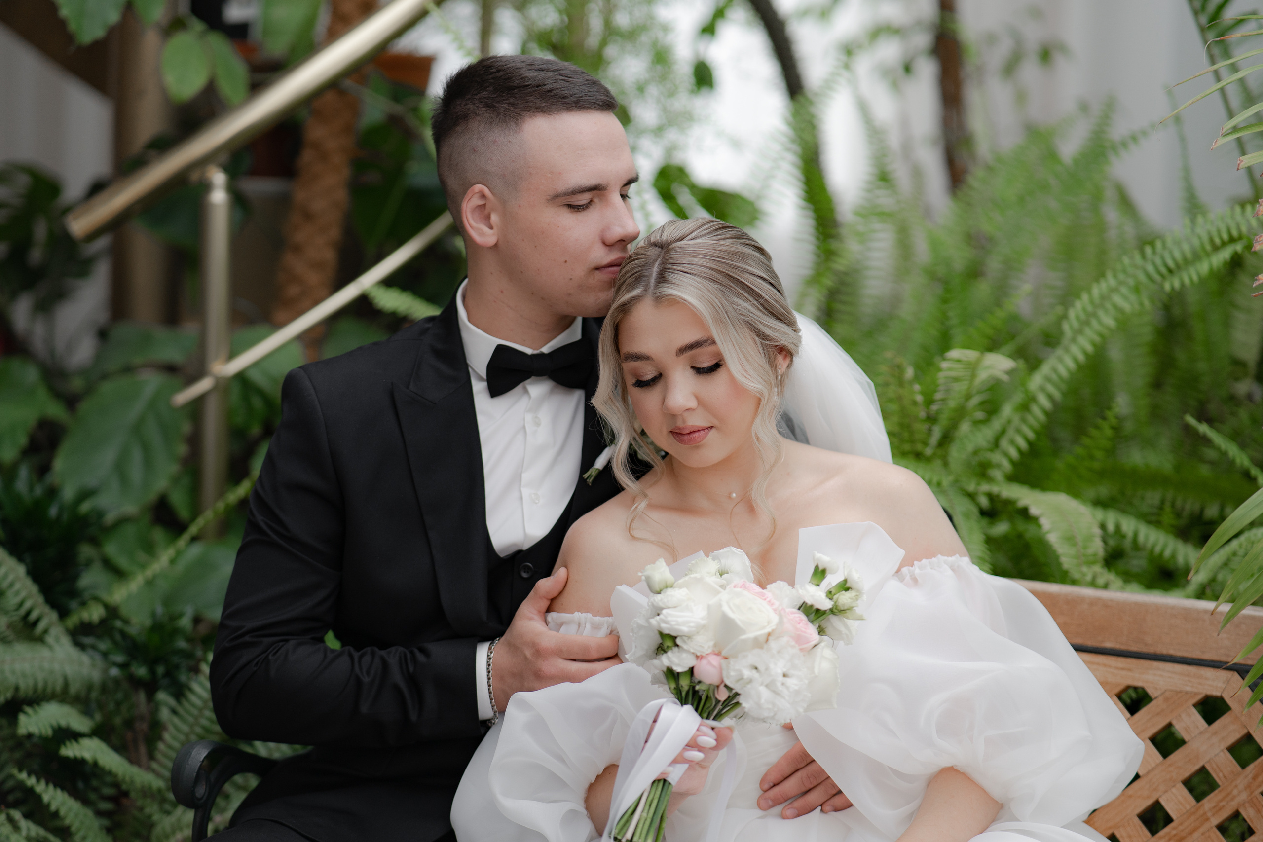 Летняя выездная свадебная регистрация в Санкт-Петербурге. Свадебный фотограф Александр Невский в Санкт-Петербурге