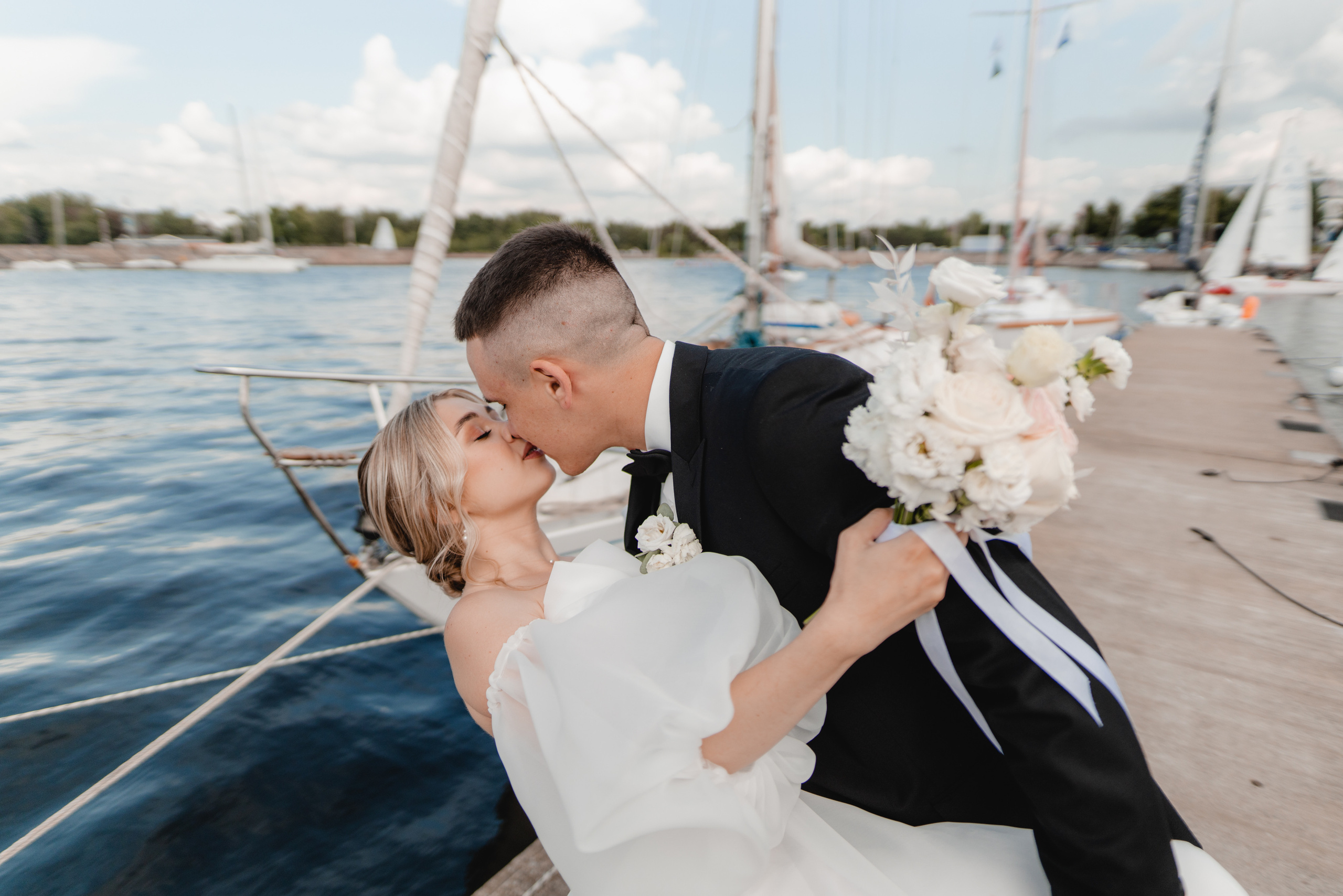 Летняя выездная свадебная регистрация в Санкт-Петербурге. Свадебный фотограф Александр Невский в Санкт-Петербурге