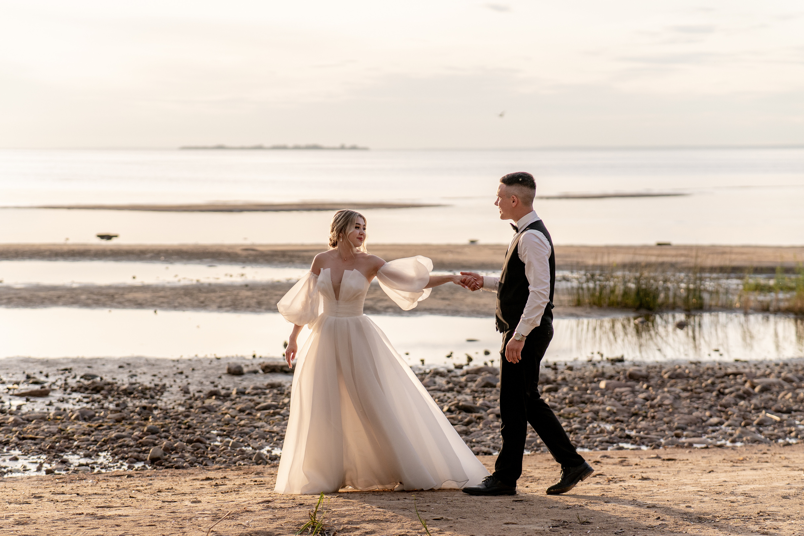 Летняя выездная свадебная регистрация в Санкт-Петербурге. Свадебный фотограф Александр Невский в Санкт-Петербурге