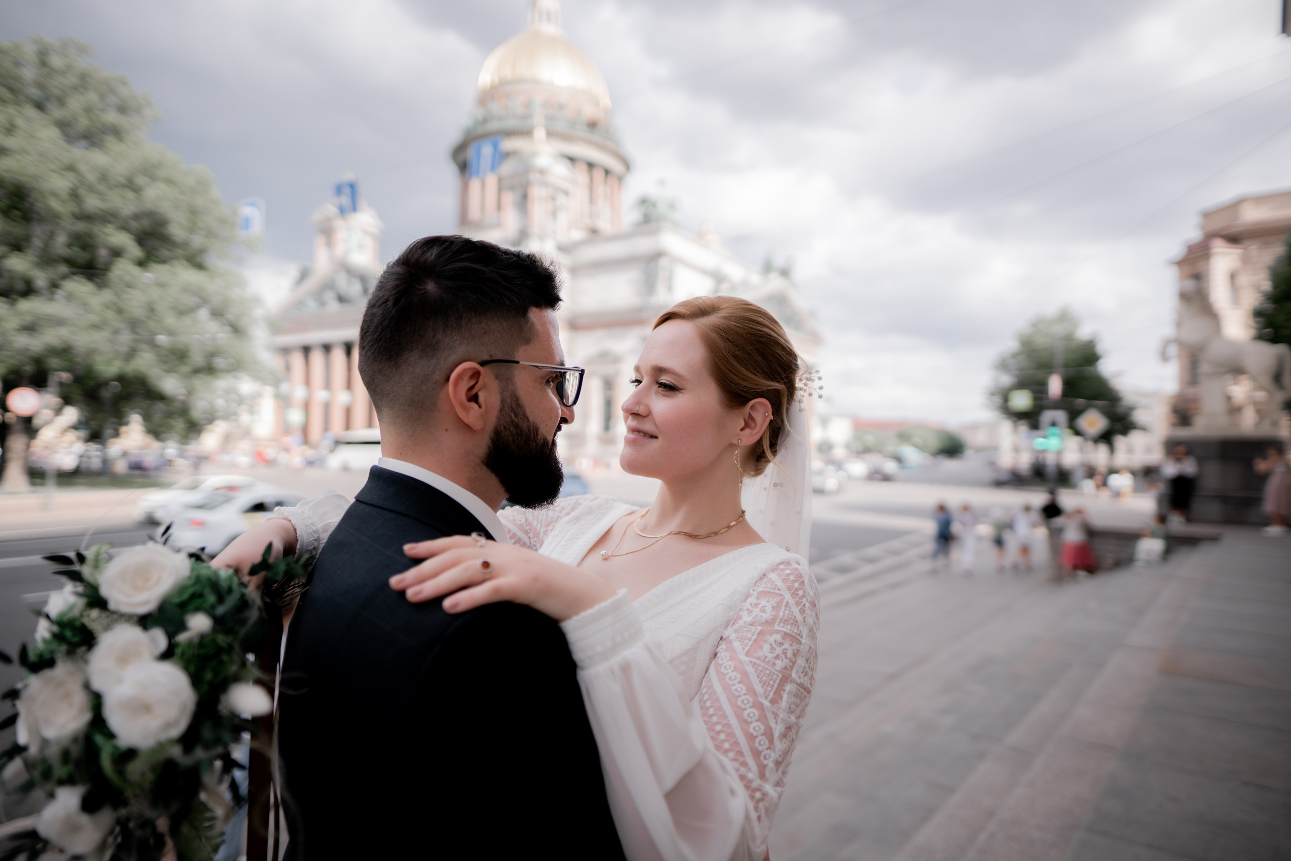 Летняя свадебная фотосессия на закате в Санкт-Петербурге. Свадебный фотограф Александр Невский в Санкт-Петербурге