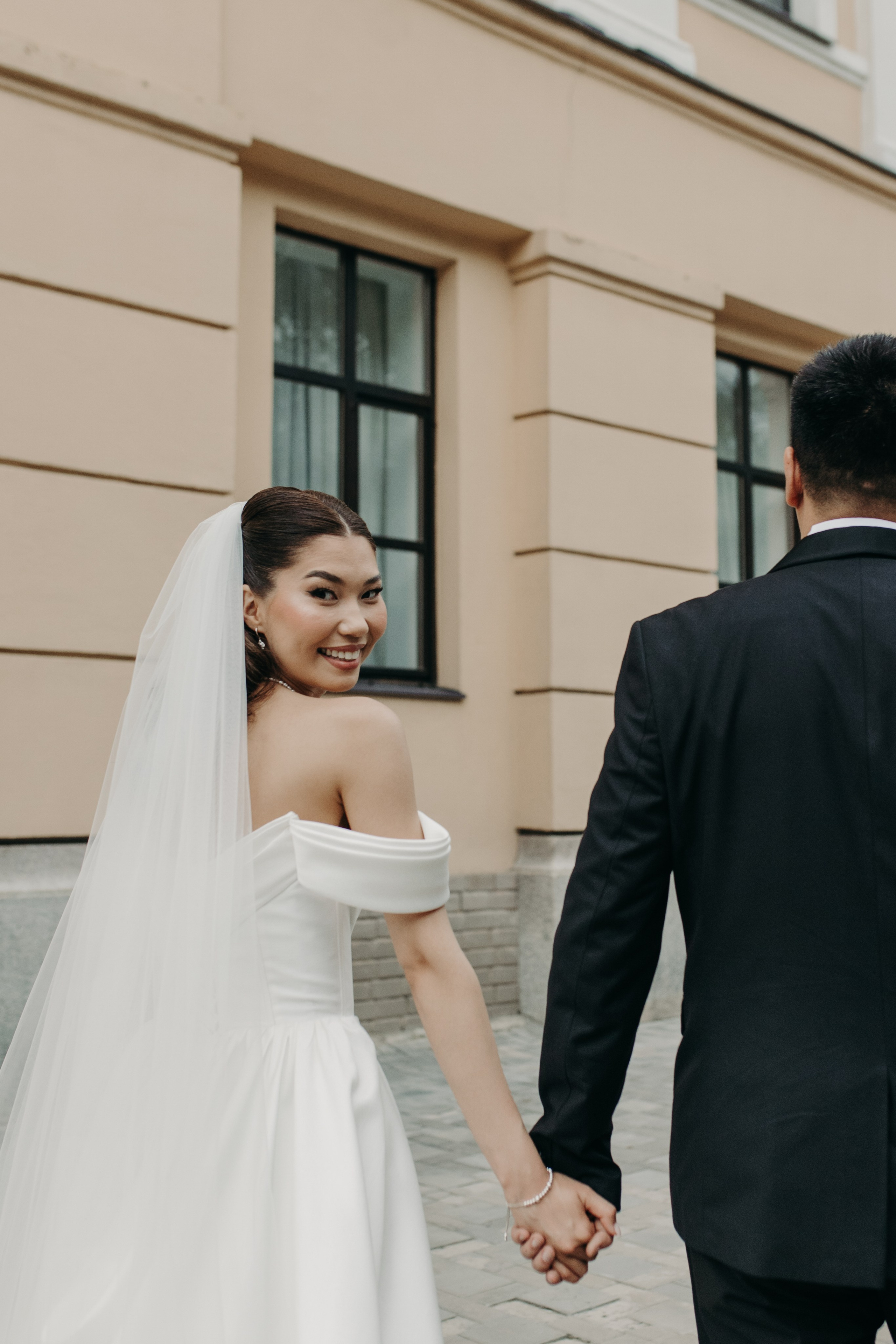 Прогулка и два бокала игристого…. Свадебный и семейный фотограф в Алматы Laura Dosmann