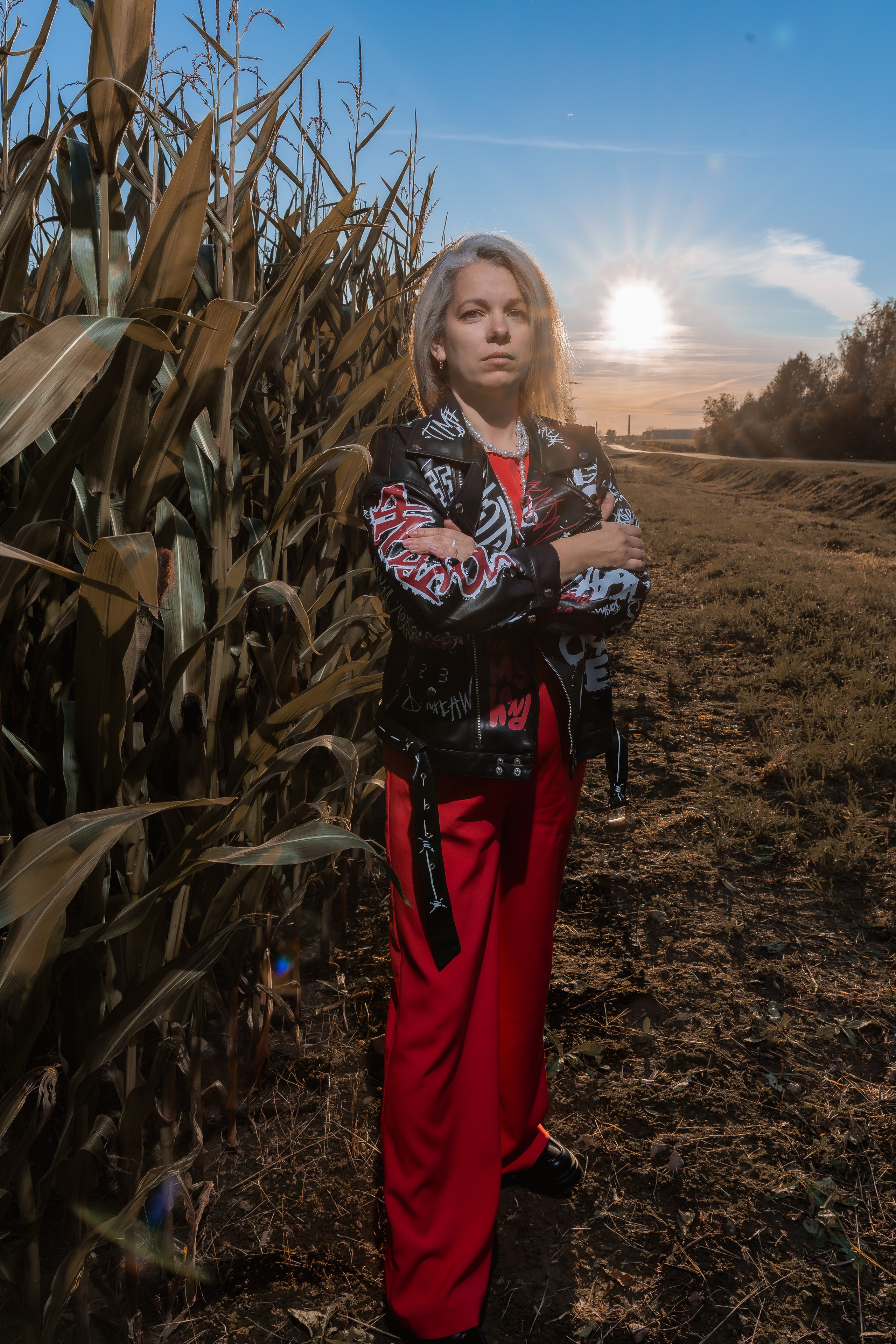 Дерзкая фотосессия девушки в кукурузе в поле на закате