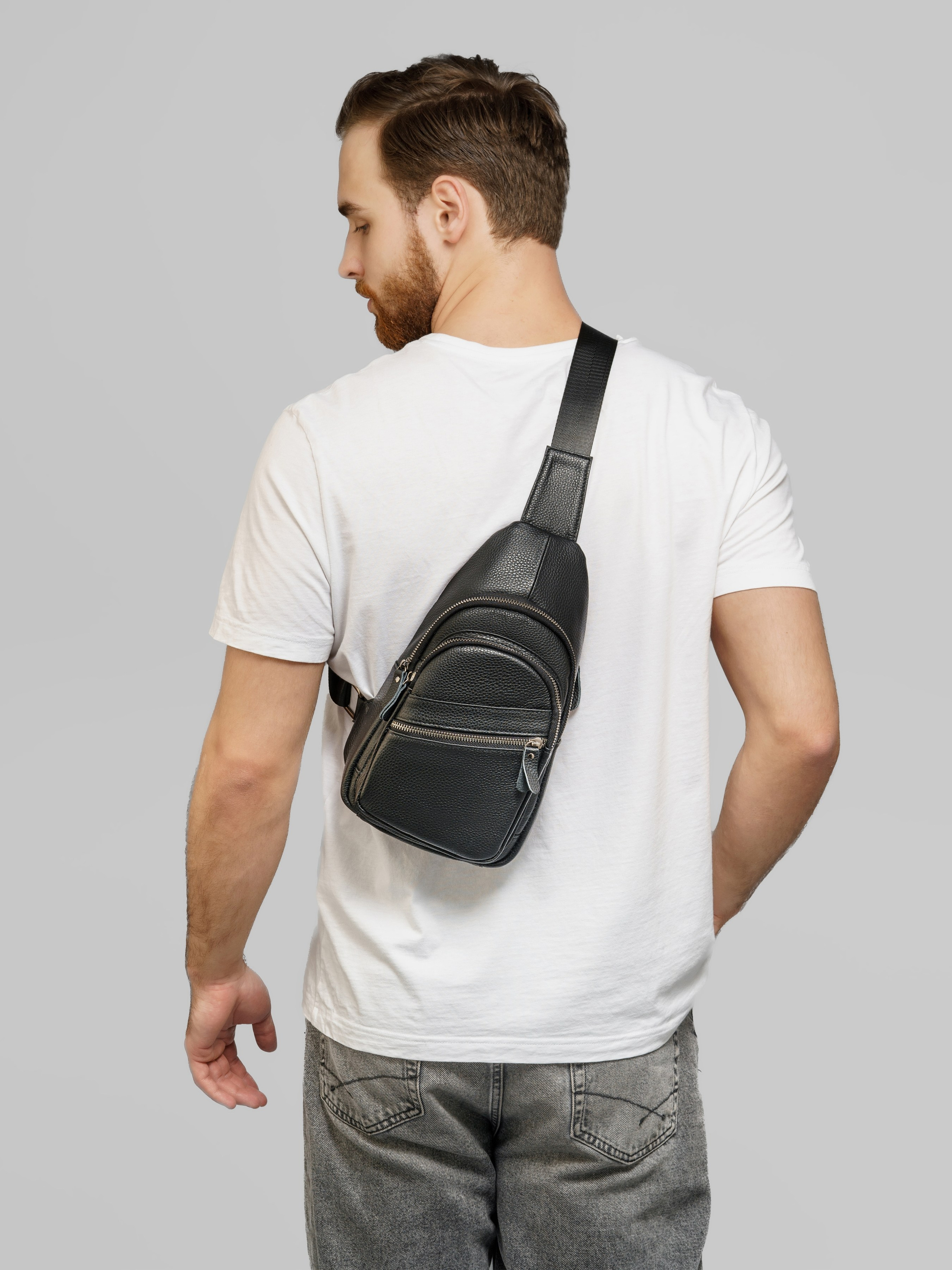 Сумки-бананки, модель Кирилл. KED Production — продакшн из СПб. Создаём фото, видео и контент, который помогает брендам и селлерам продавать больше