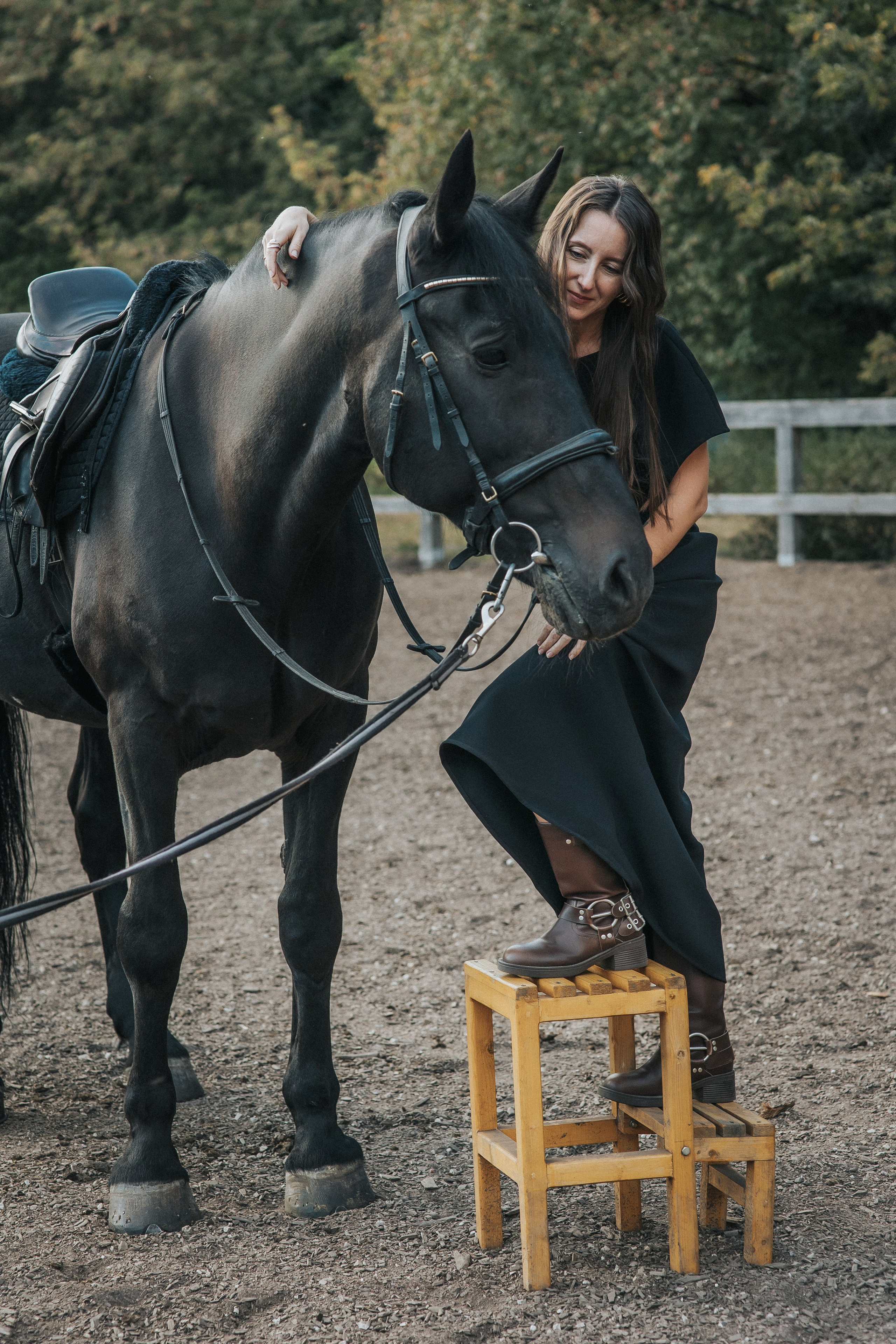 Большая семья и черный конь Султан. Семейный фотограф в Москве Наталья Чуб, заказать Фотокнигу
