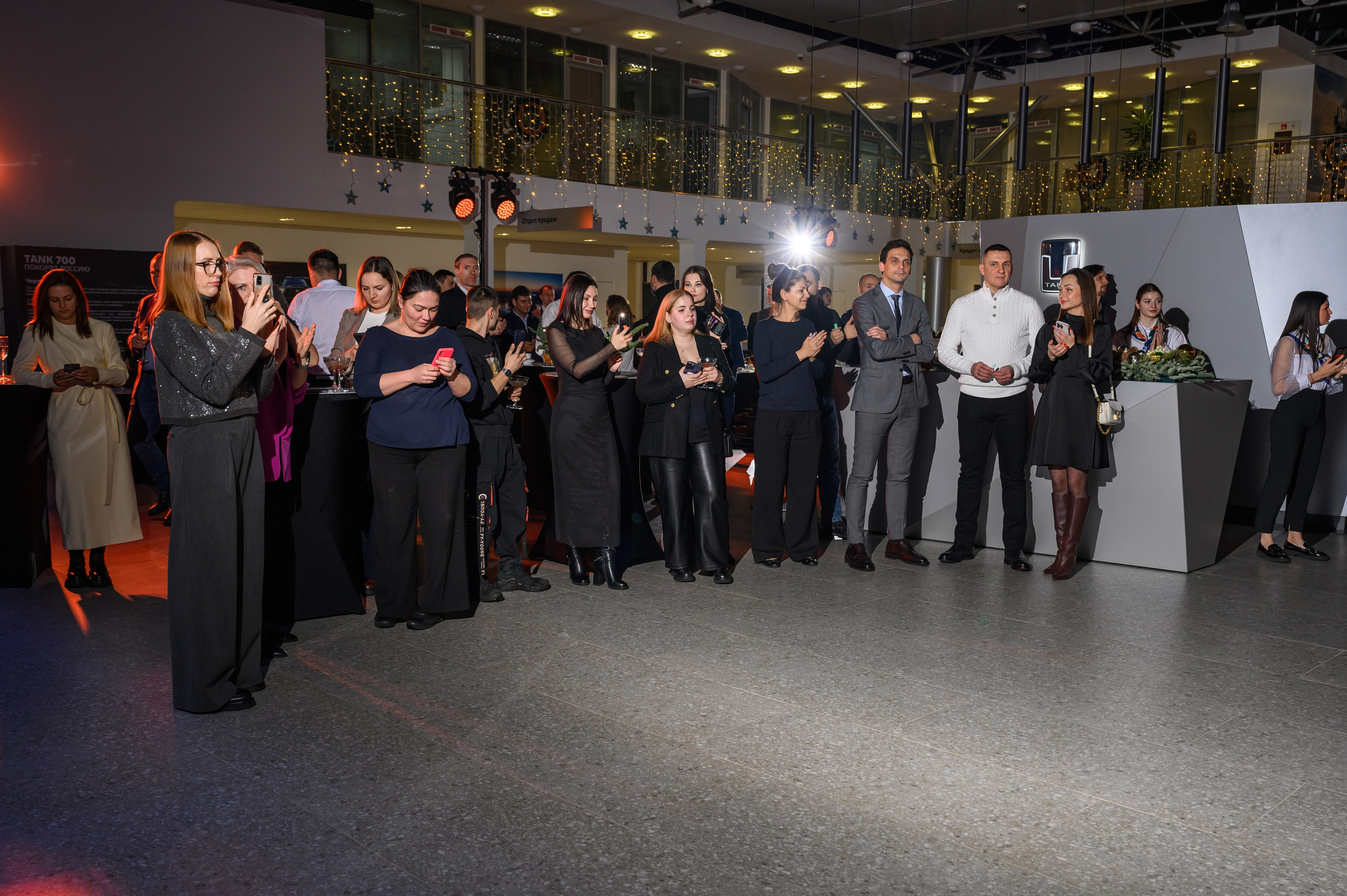 Автосалон Танк. Свадебный фотограф Москва Юрий Кульман