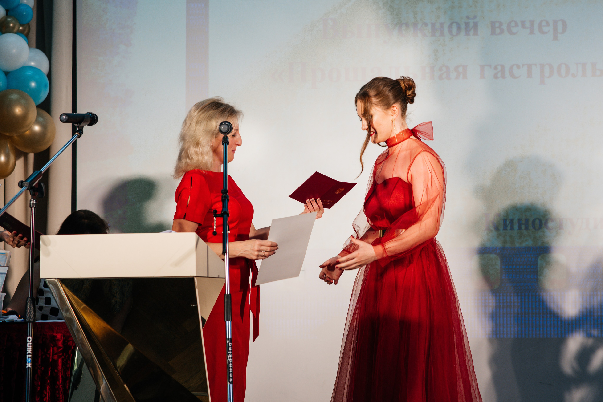 Вручение аттестатов. Выпускные альбомы в Подольске Москве и МО