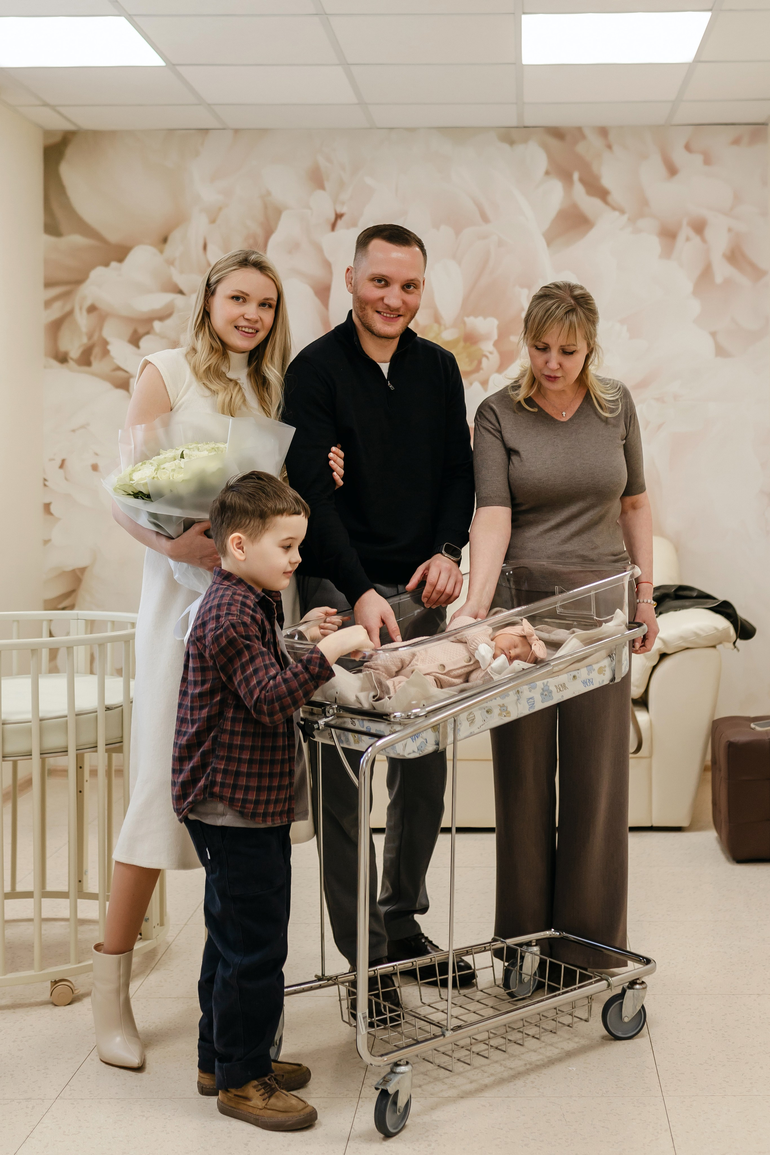 Фотограф на выписку из роддома в Краснодаре, выписка из Екатерининского роддома, фотограф Яна Морева. Семейный фотограф в Краснодаре Яна Морева