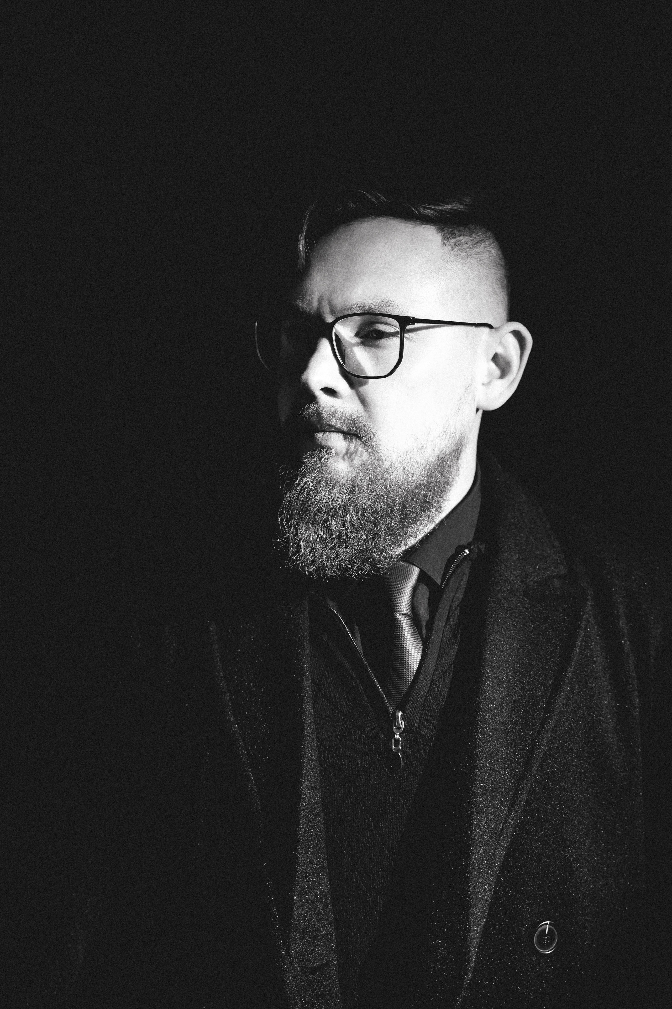 Мужской портрет в стиле фильма «джентльмены». Иван Упоров — фотограф, рилсмейкер чебоксары