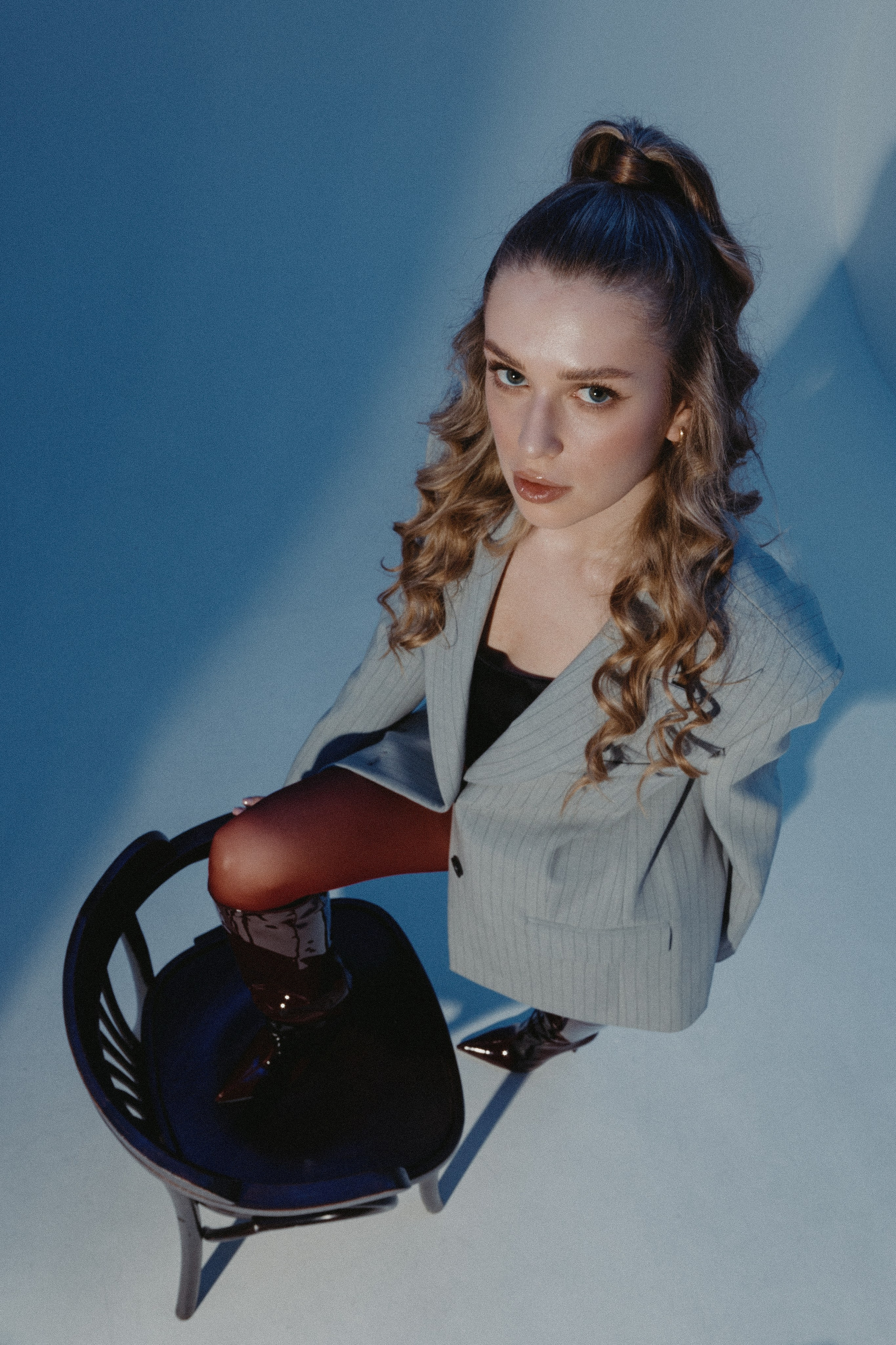 Женский портрет в студии — естественный и искусственный свет. Фотограф в Хабаровске Дмитрий Лемешков