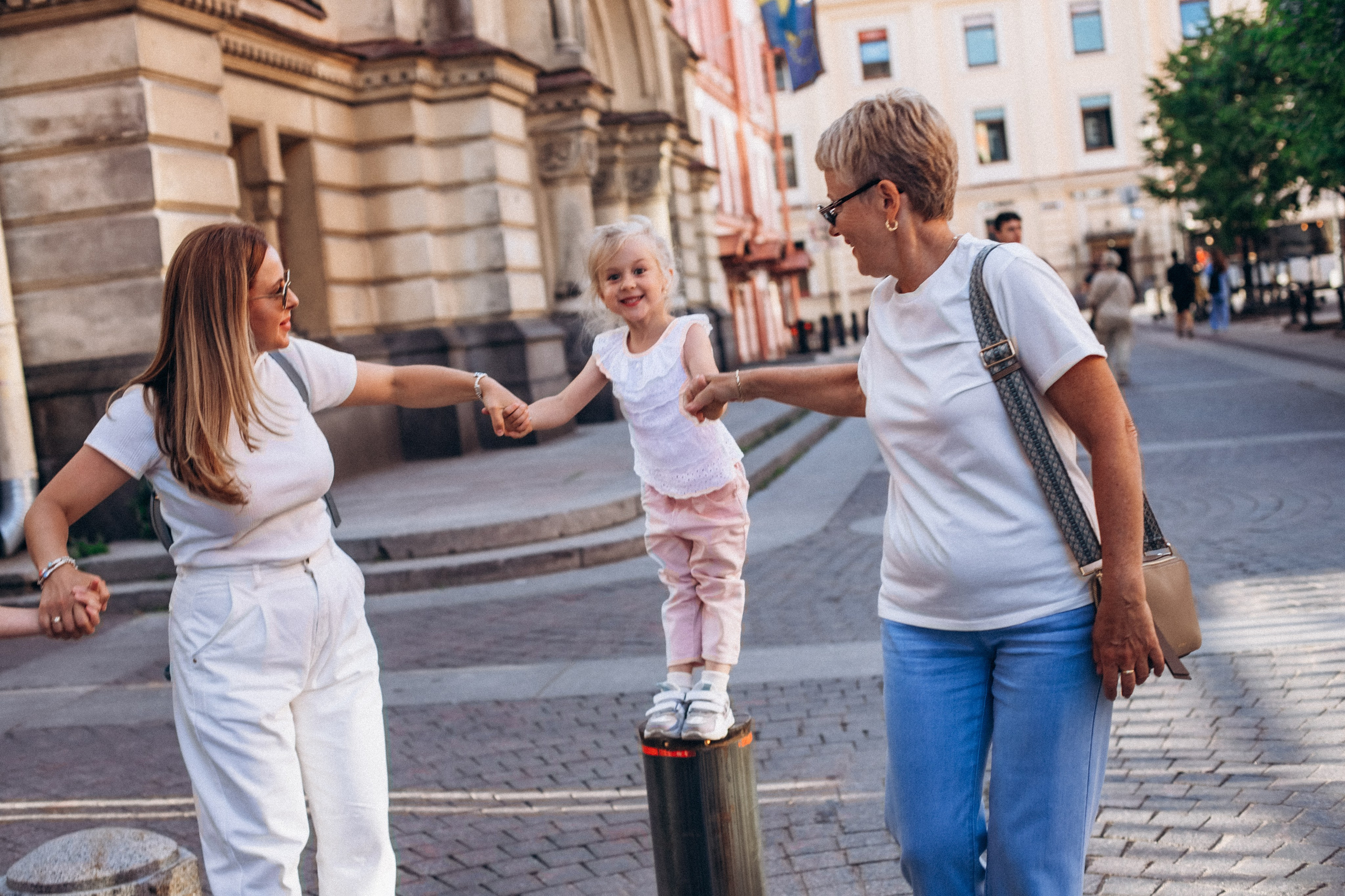 Дарья с семьей в июне. Фотопрогулка в Петербурге. Индивидуальный и семейный фотограф в Санкт-Петербурге