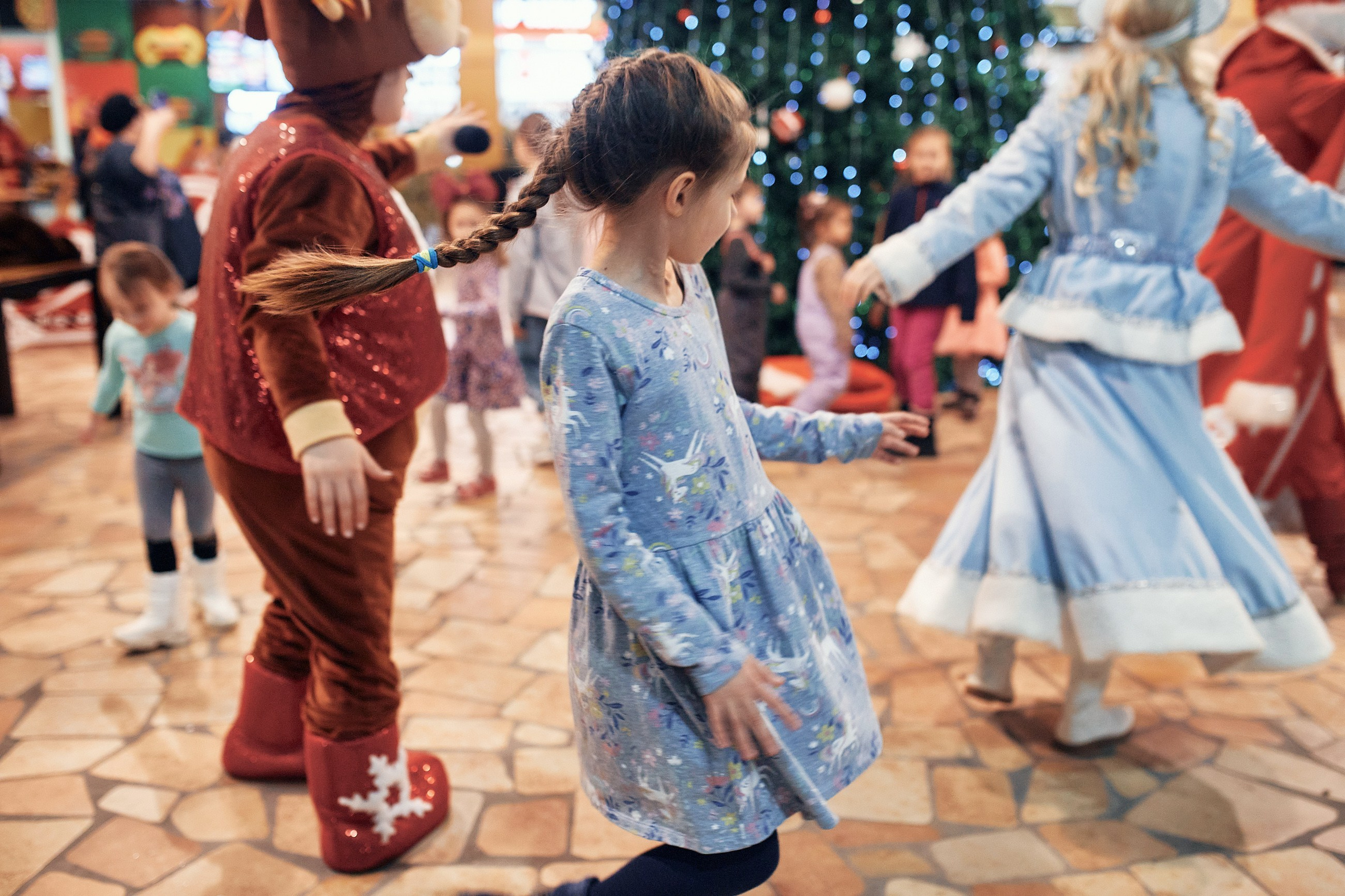 Детский новогодний праздник в ТЦ Июнь. Семейный и репортажной фотограф в Красноярске и Москве Виктор Бабинцев