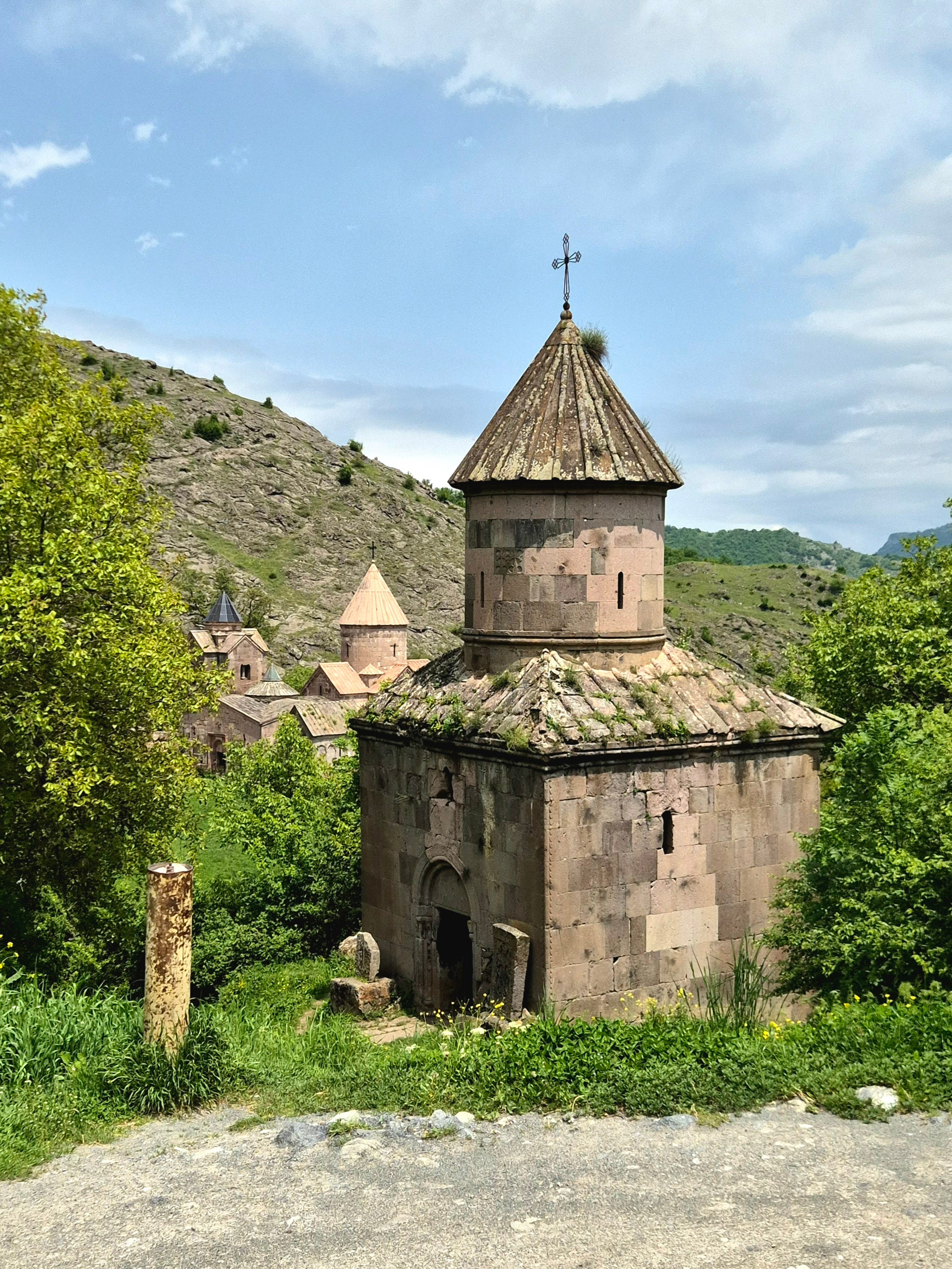 Чуть поднялись в гору, вид на монастырь и Сурб Геворг