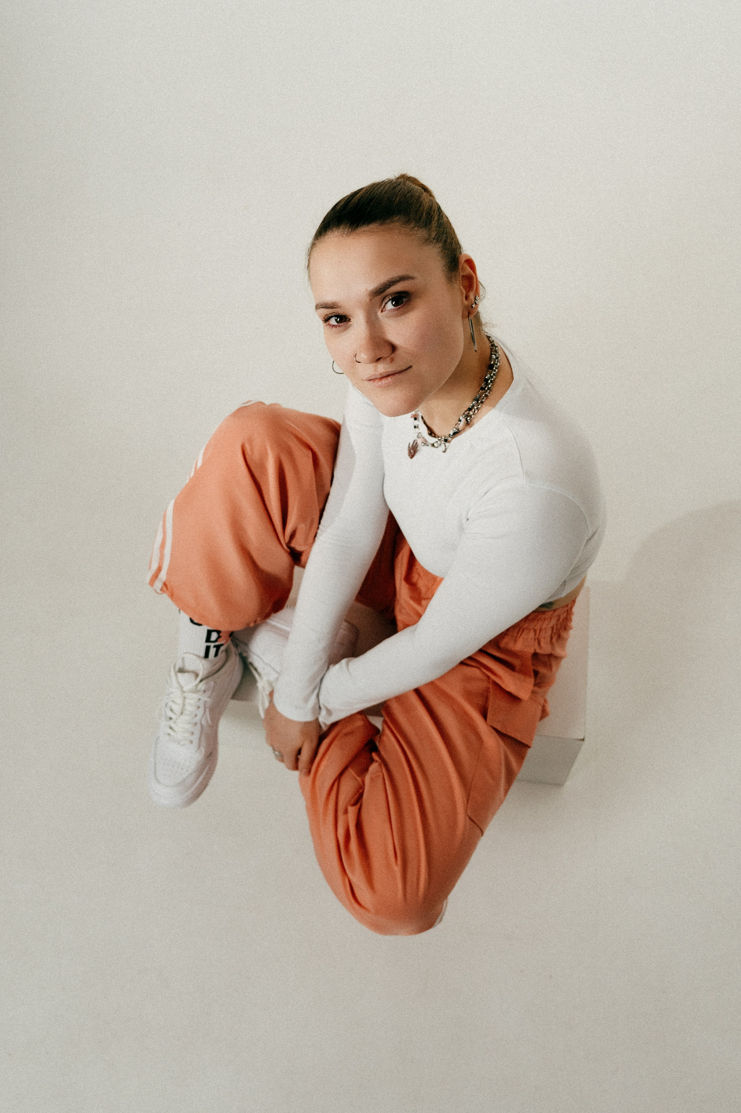 Женский портрет в студии — естественный и искусственный свет. Фотограф в Хабаровске Дмитрий Лемешков