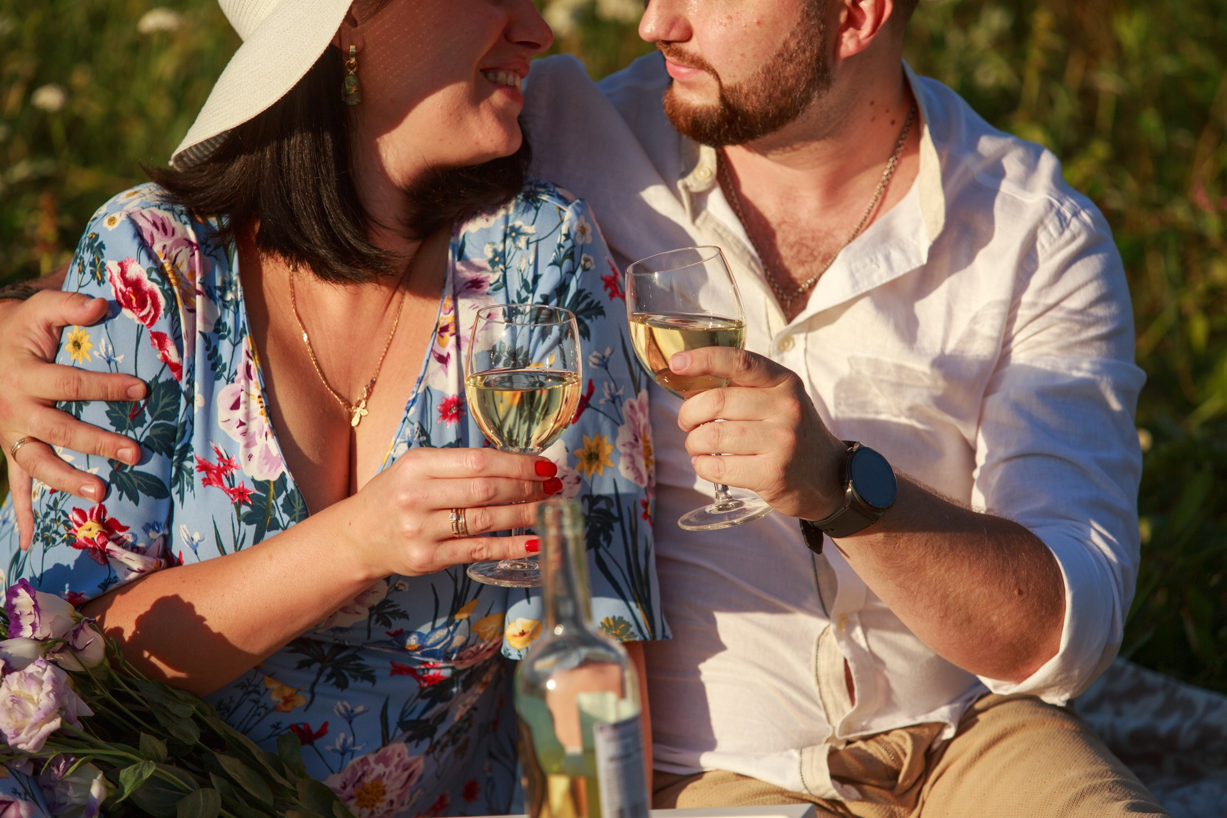 Фотосессия лавстори lovestory на годовщину свадьбы романтическая пара влюблённых в после цветов иван-чай. Семейный и детский фотограф в Москве Мария Быкова