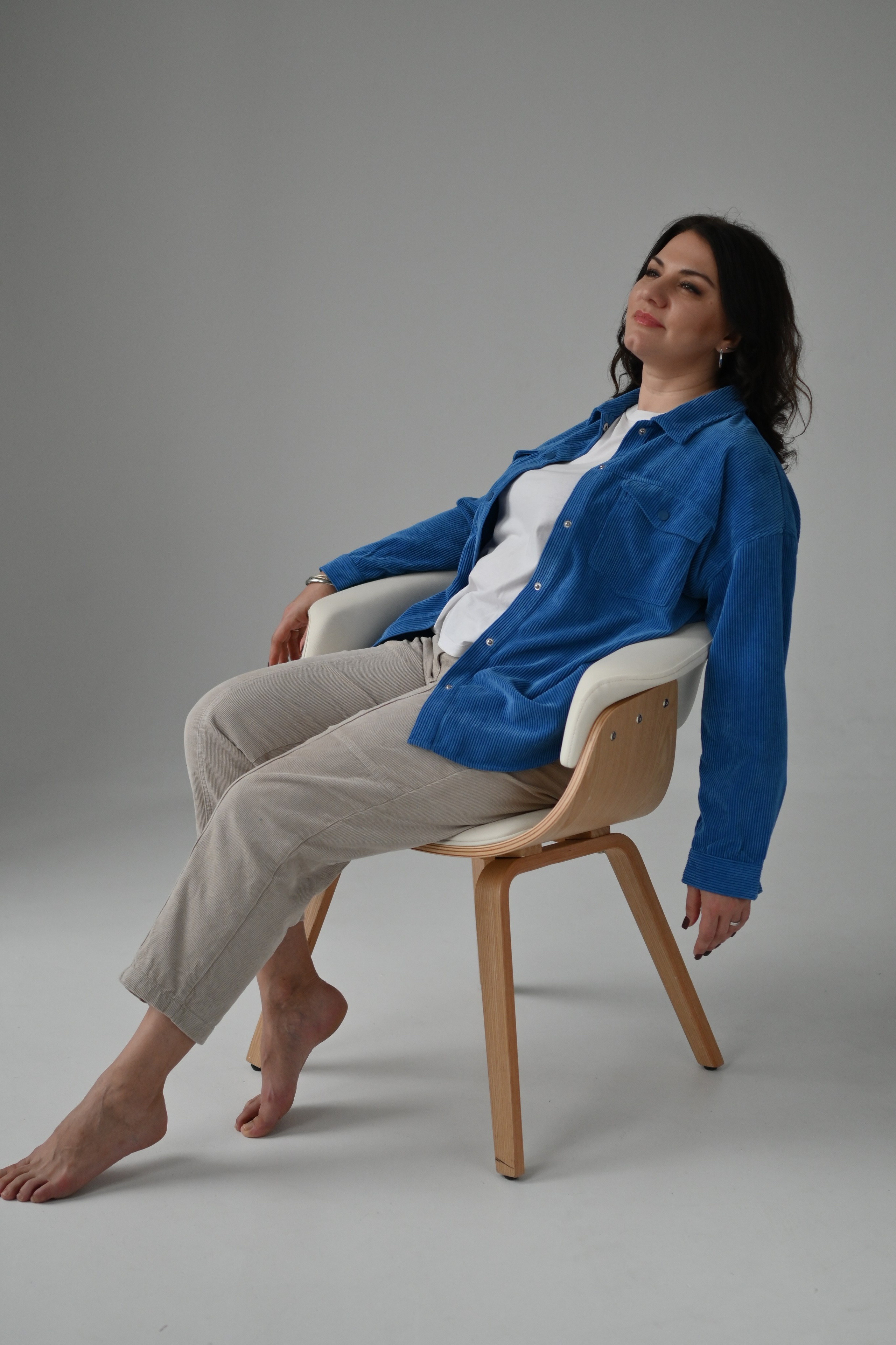 Сидя, общий план, диагонали, углы, естественный свет