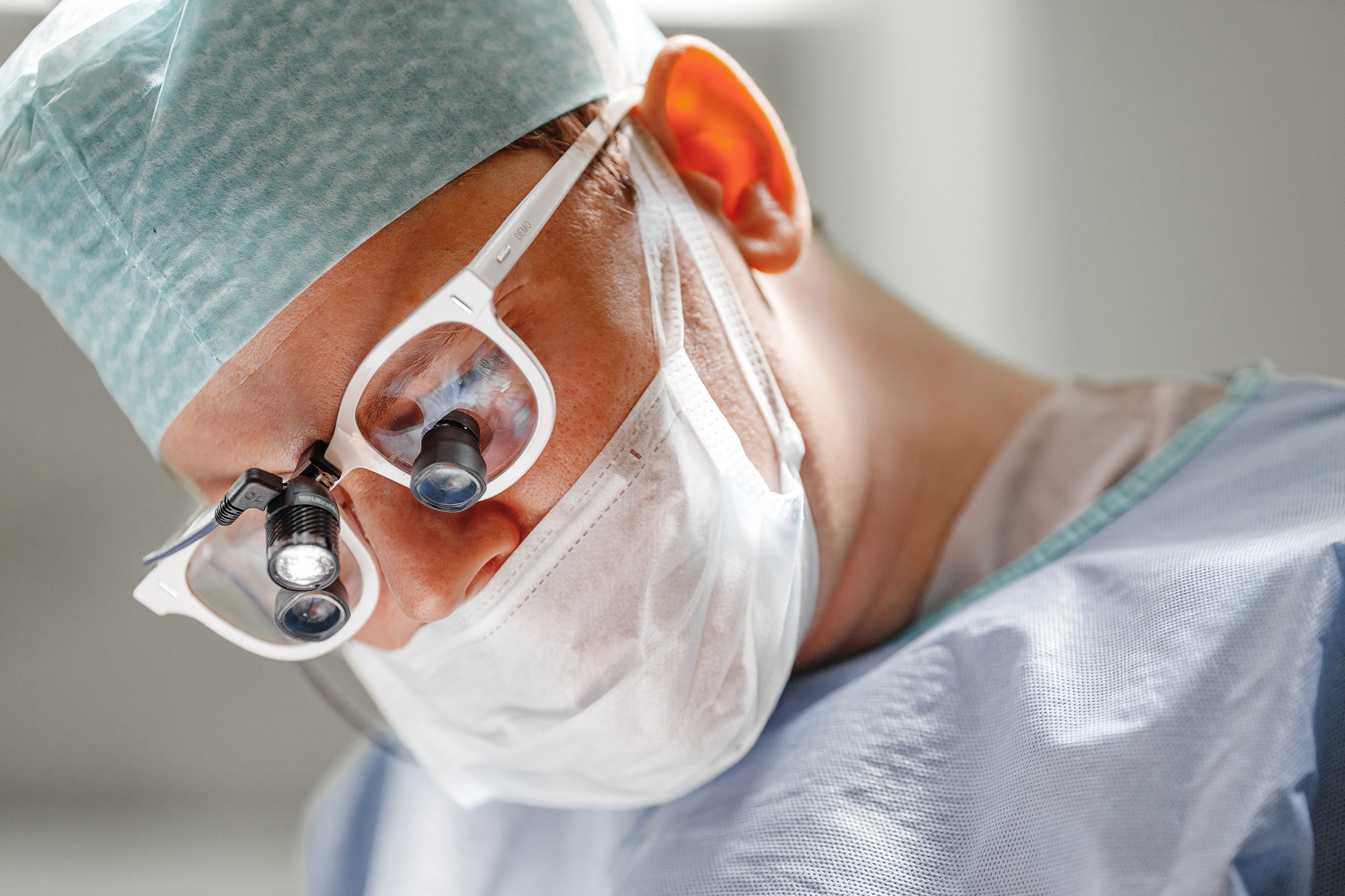 опытный пластический хирург специализирующийся на ринопластике