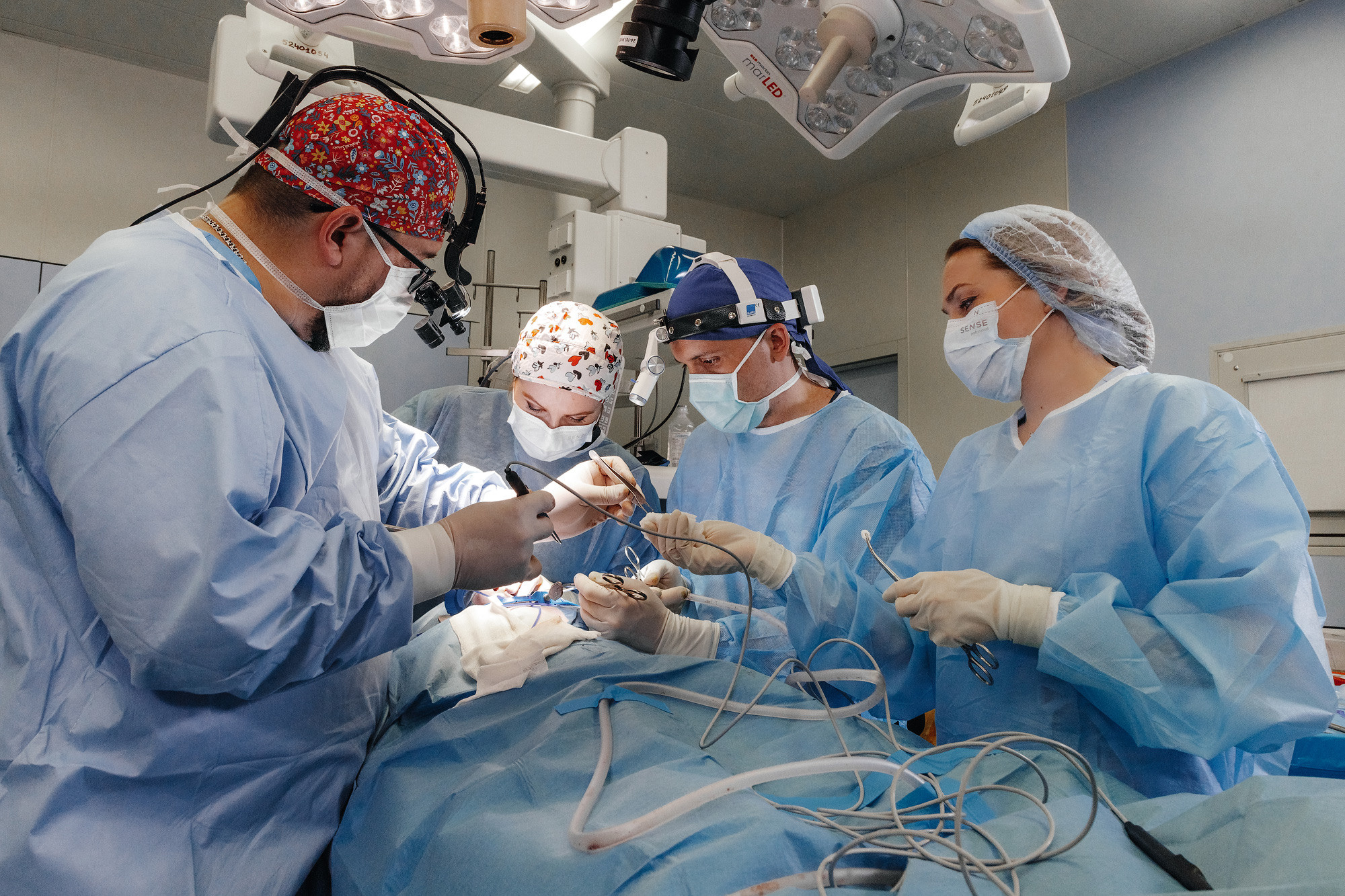 ход операции с участием нескольких хирургов