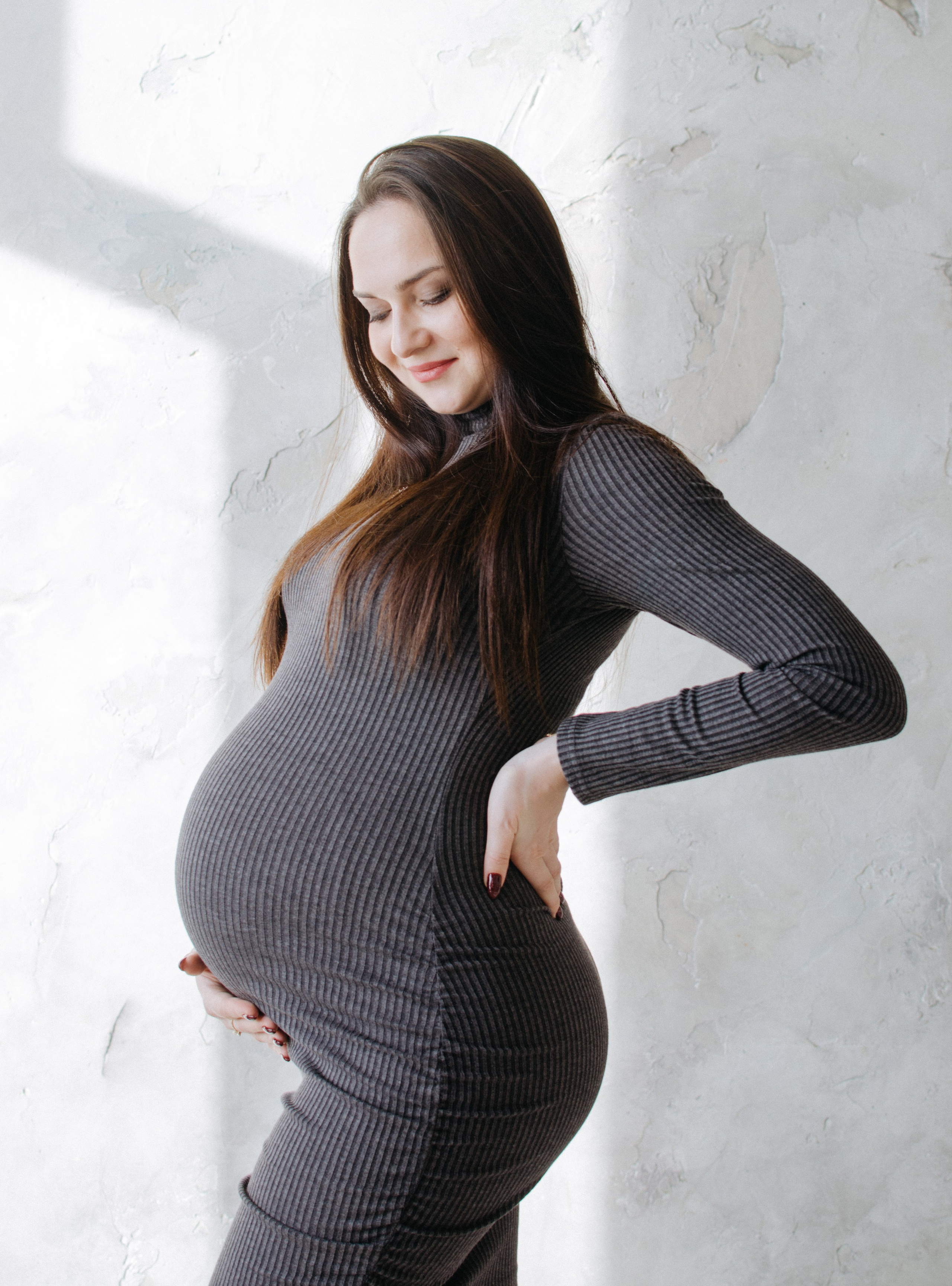 Девушка в фотостудии в ожидание беременности