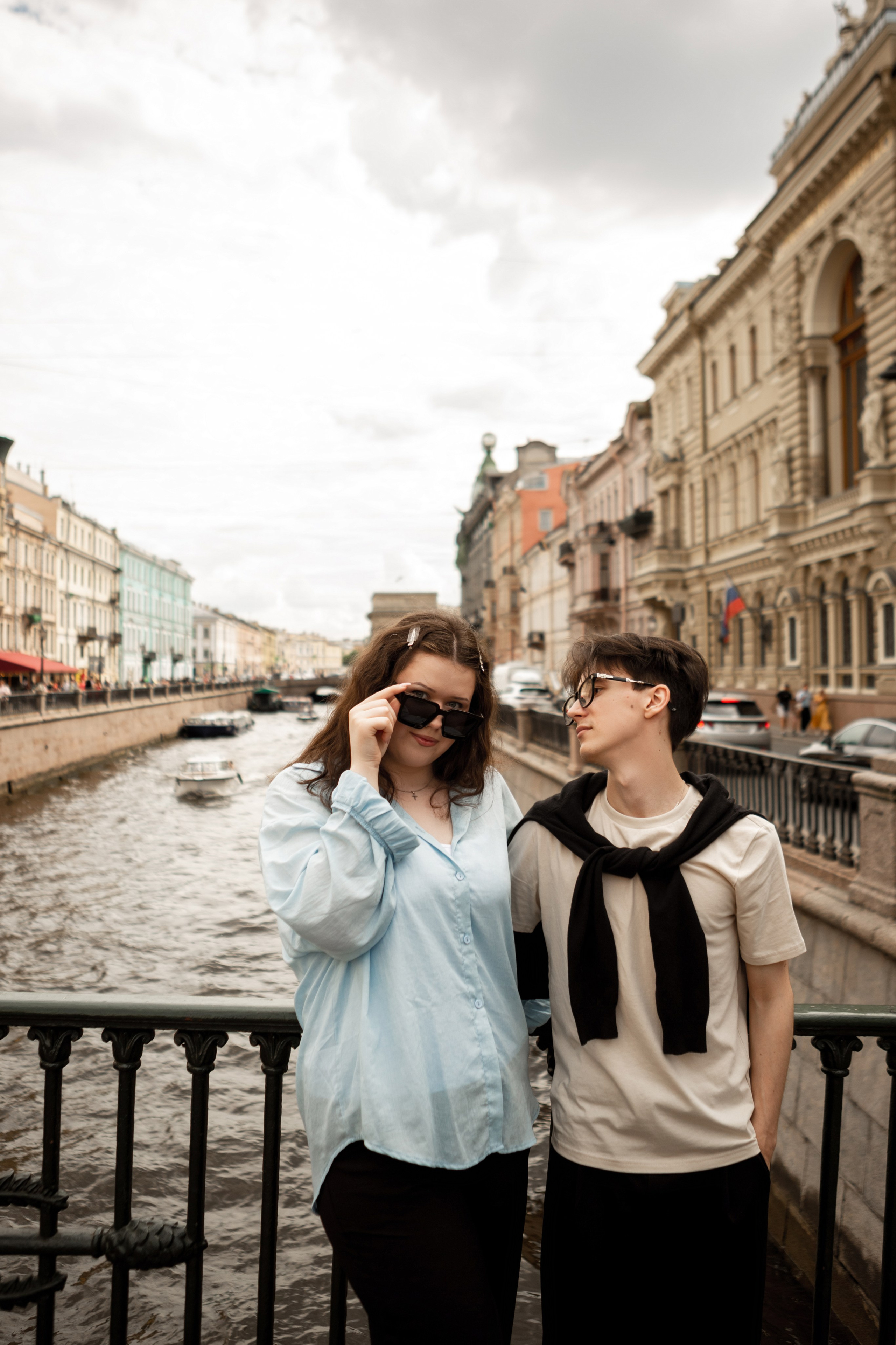 Парень и девушка в солнцезащитных очках на стильной фотопрогулке.