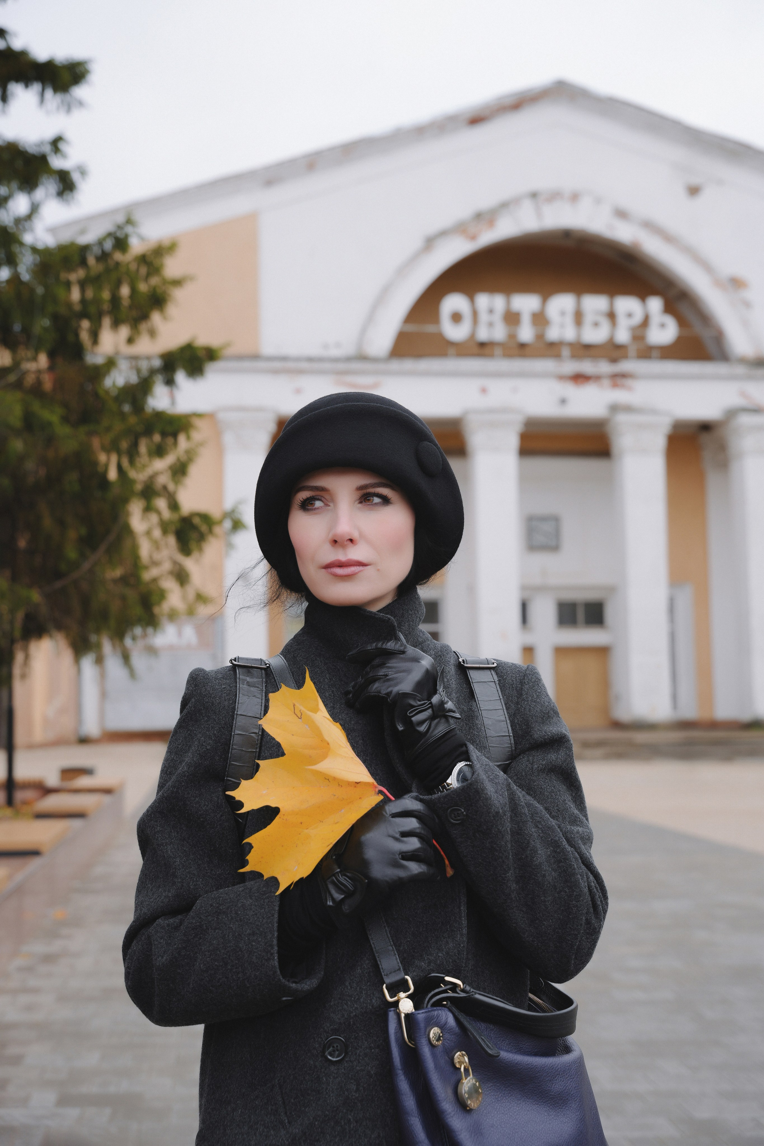 красивая девушка старый город
