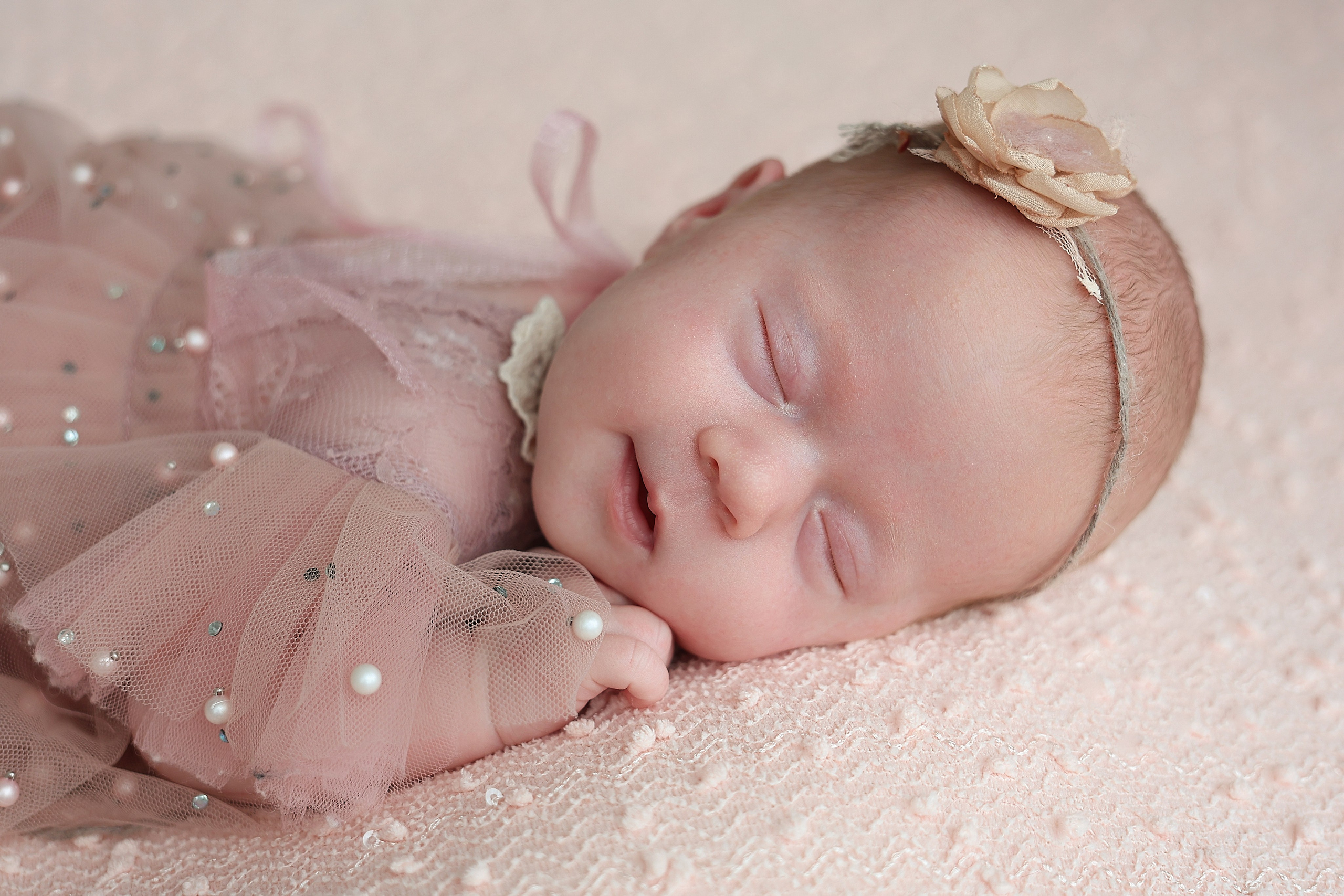 Съемка в стиле ньюборн с мамой. Фотосъемка выписки из роддома в Москве, заказать фотографа на выписку ньюборн съемка в роддоме newborn фотограф в Юдино