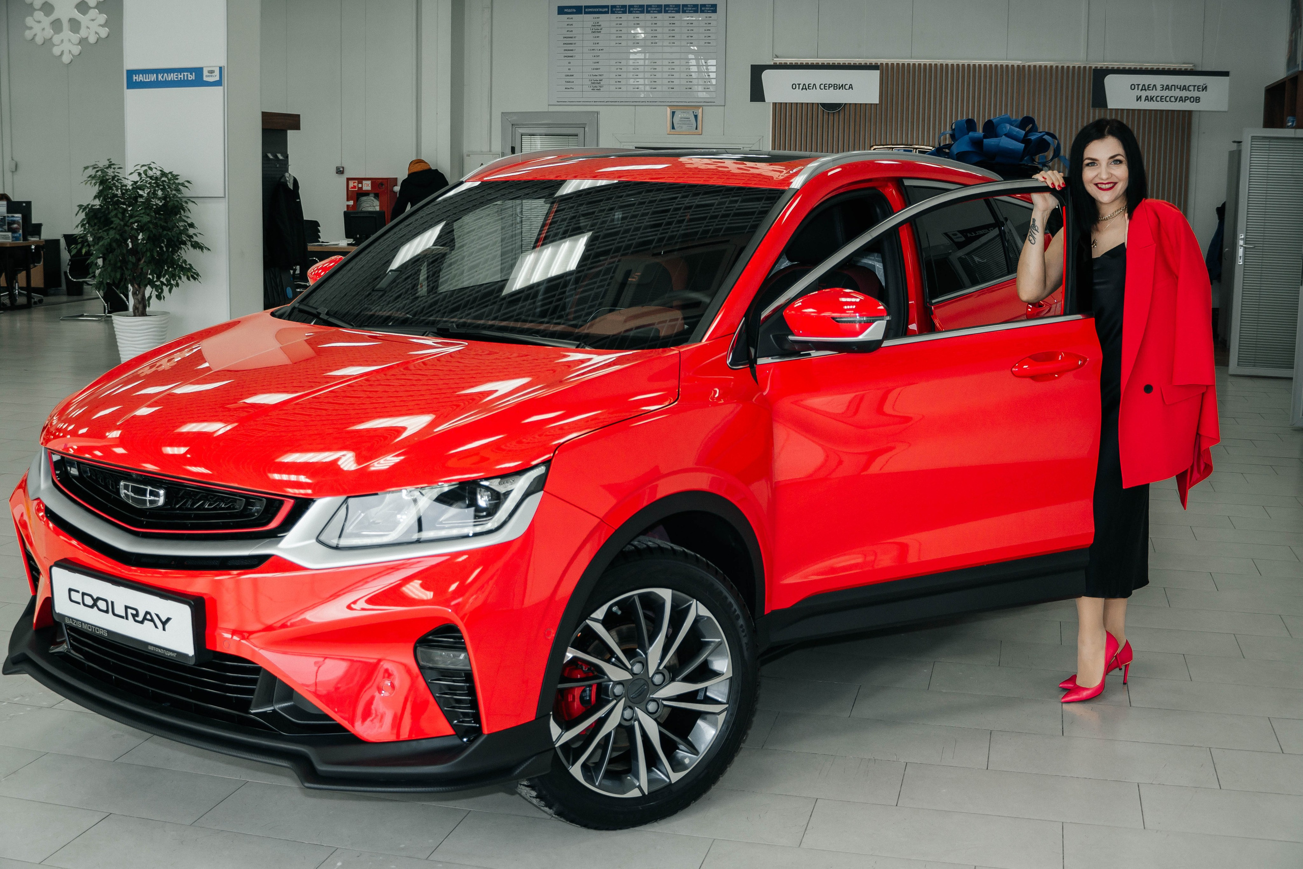 В автосалоне. Получение ключей от автомобиля. Женский, семейный и детский фотограф в Тюмени Диана Осипова