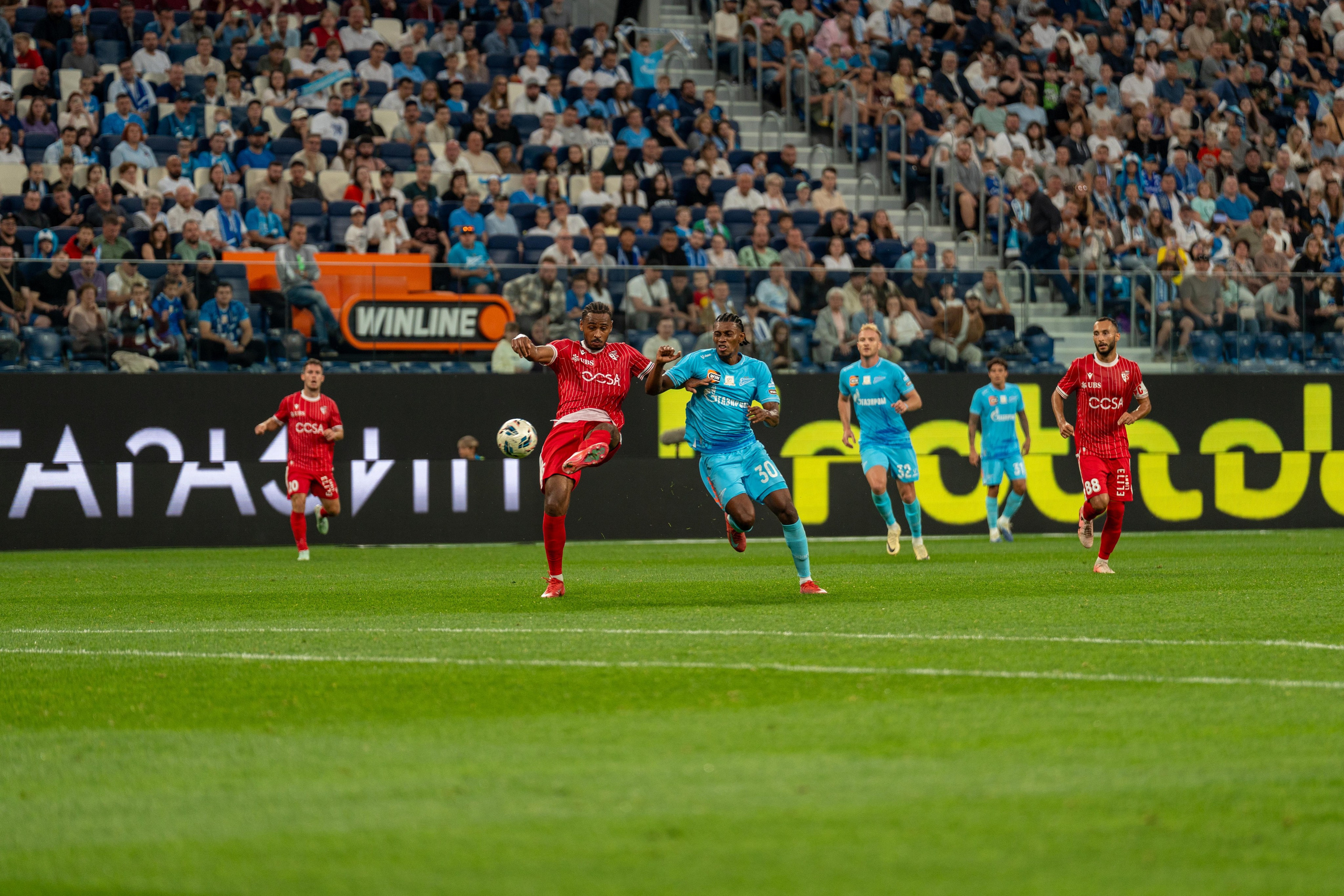 Репортажный спортивный фотограф Санкт-Петербург снимает матч «Зенит»–«Сьон»