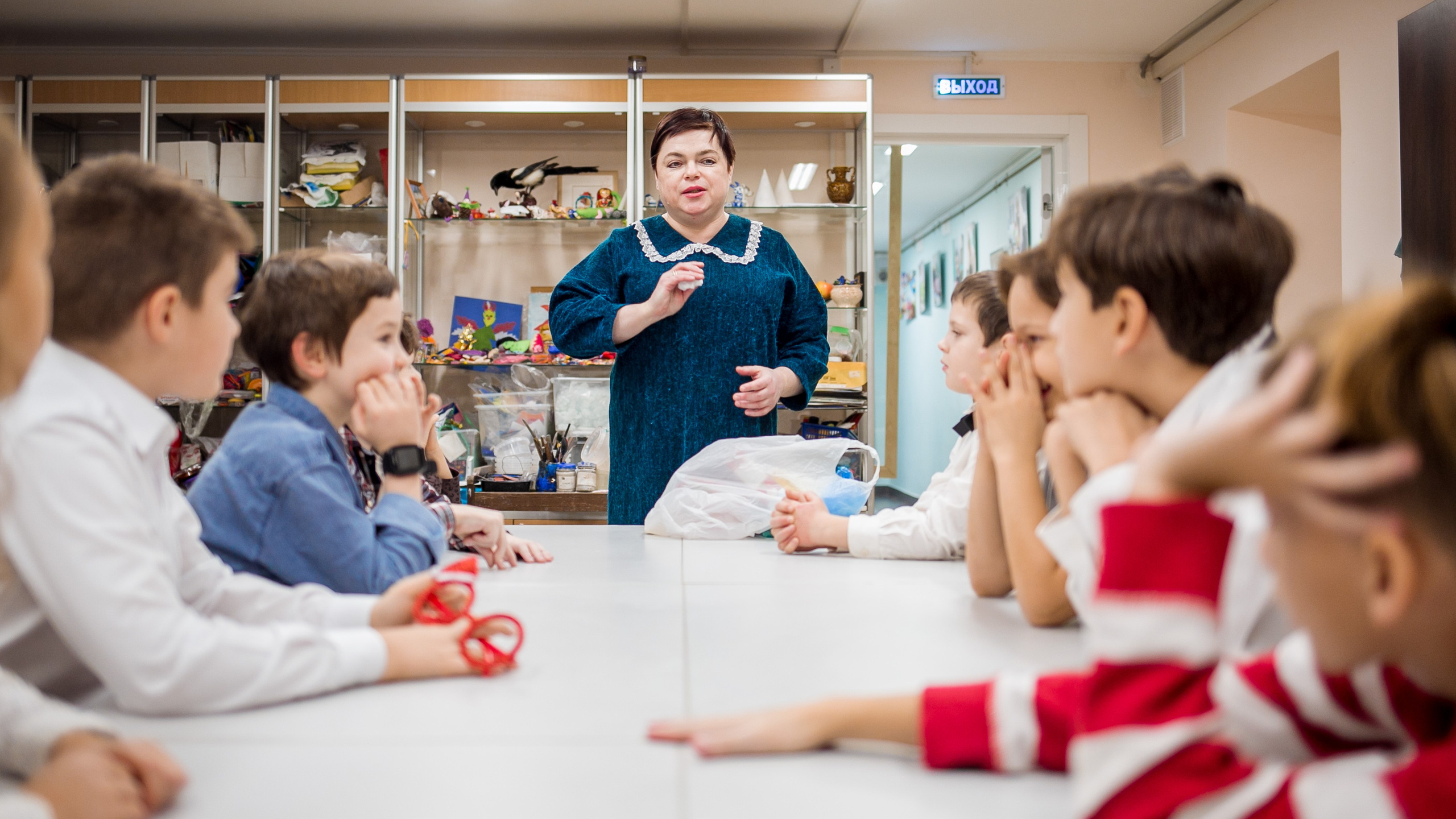 Школьники делают поделки к Новому году. Репортажный фотограф Борис Геер