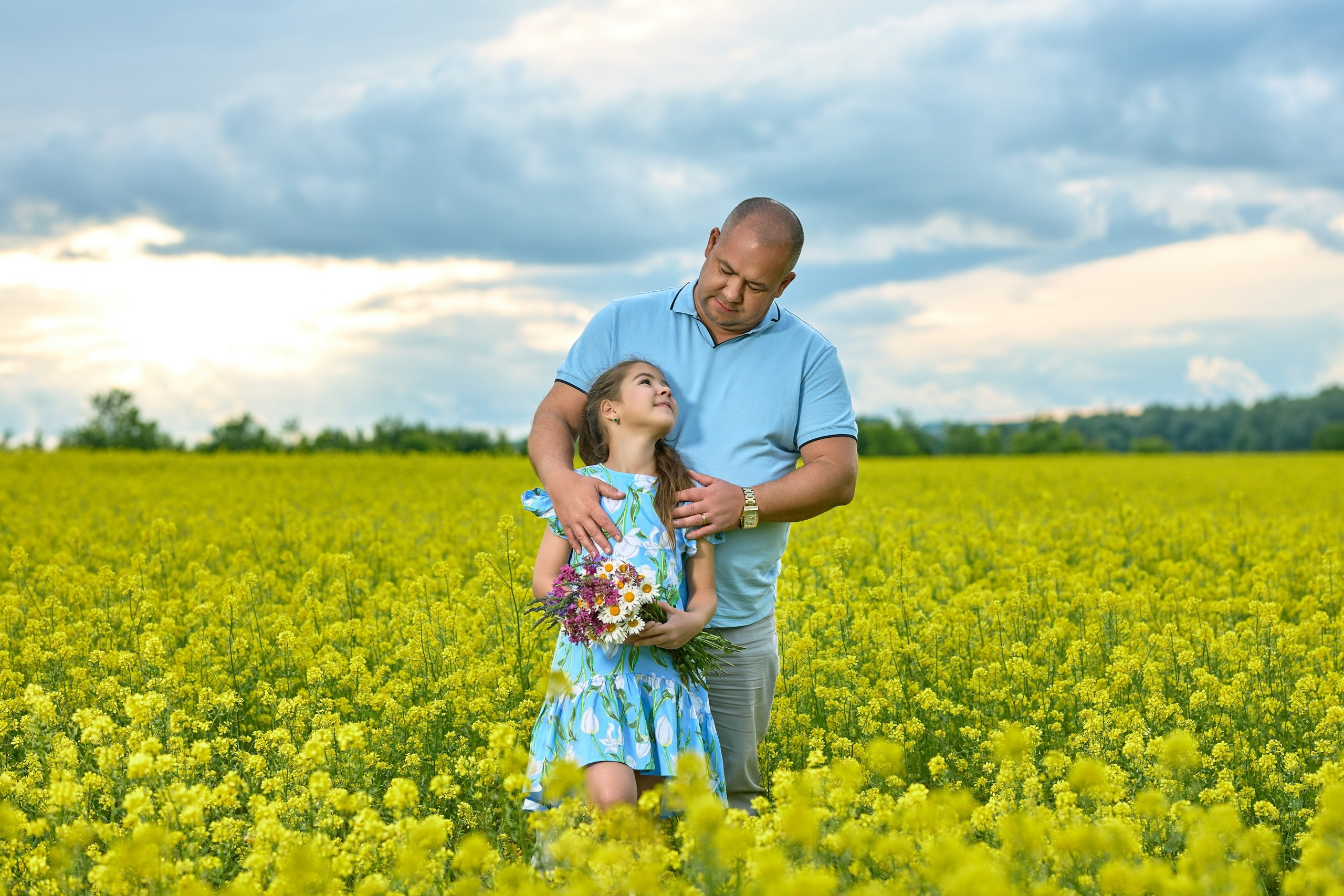 Семейная фотосессия в цветущих полях, рыжиковом поле. Владимир Суздалов (ProMaXe) — Портретный фотограф, тематические фотосессии в Чебоксарах