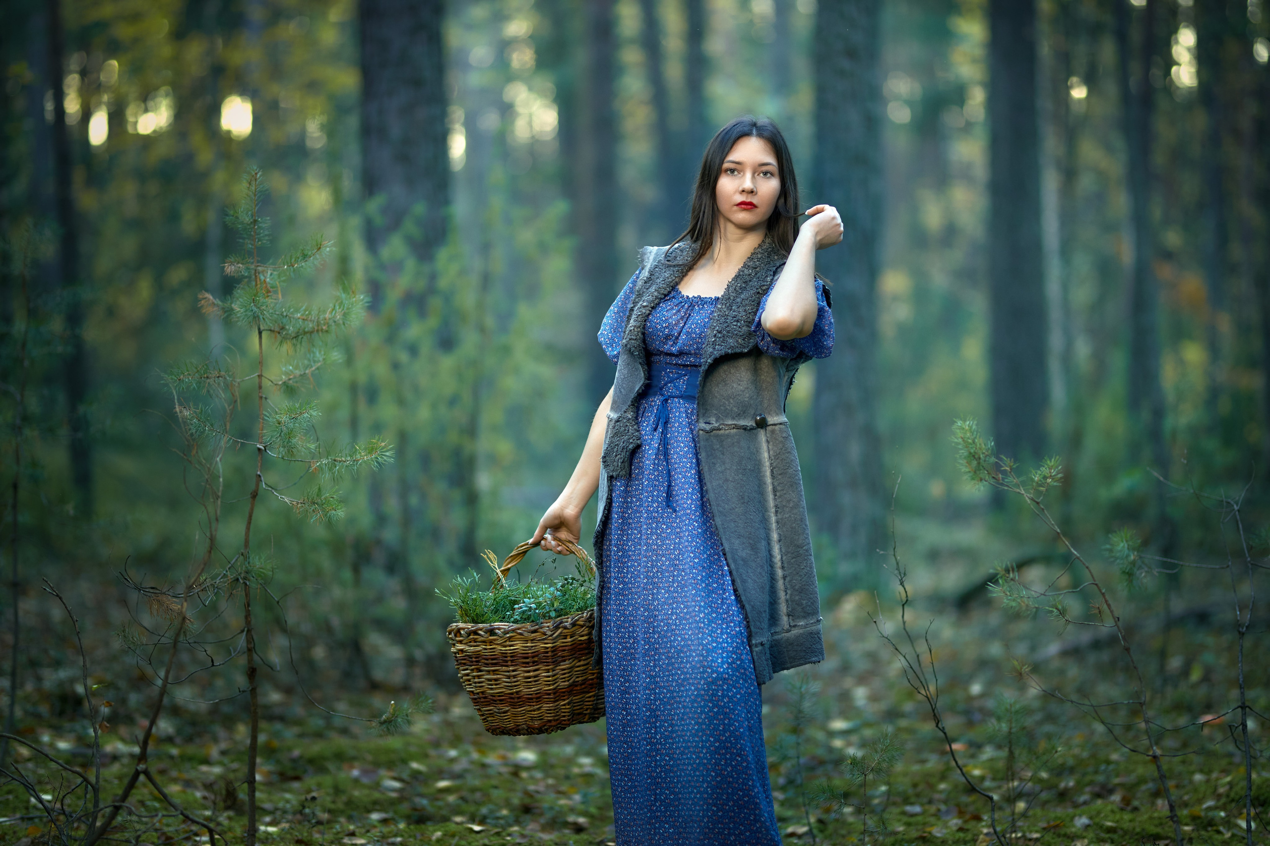 Девушка крестьянка идет по лесу с корзинкой руке
