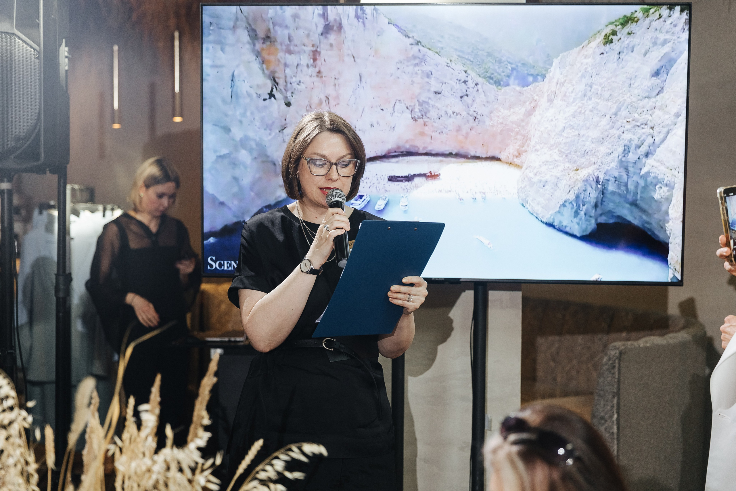 Презентация открытия магазина женской одежды GLVR в ресторане Fresco. Фотограф в Красноярске Надежда Воскресенская