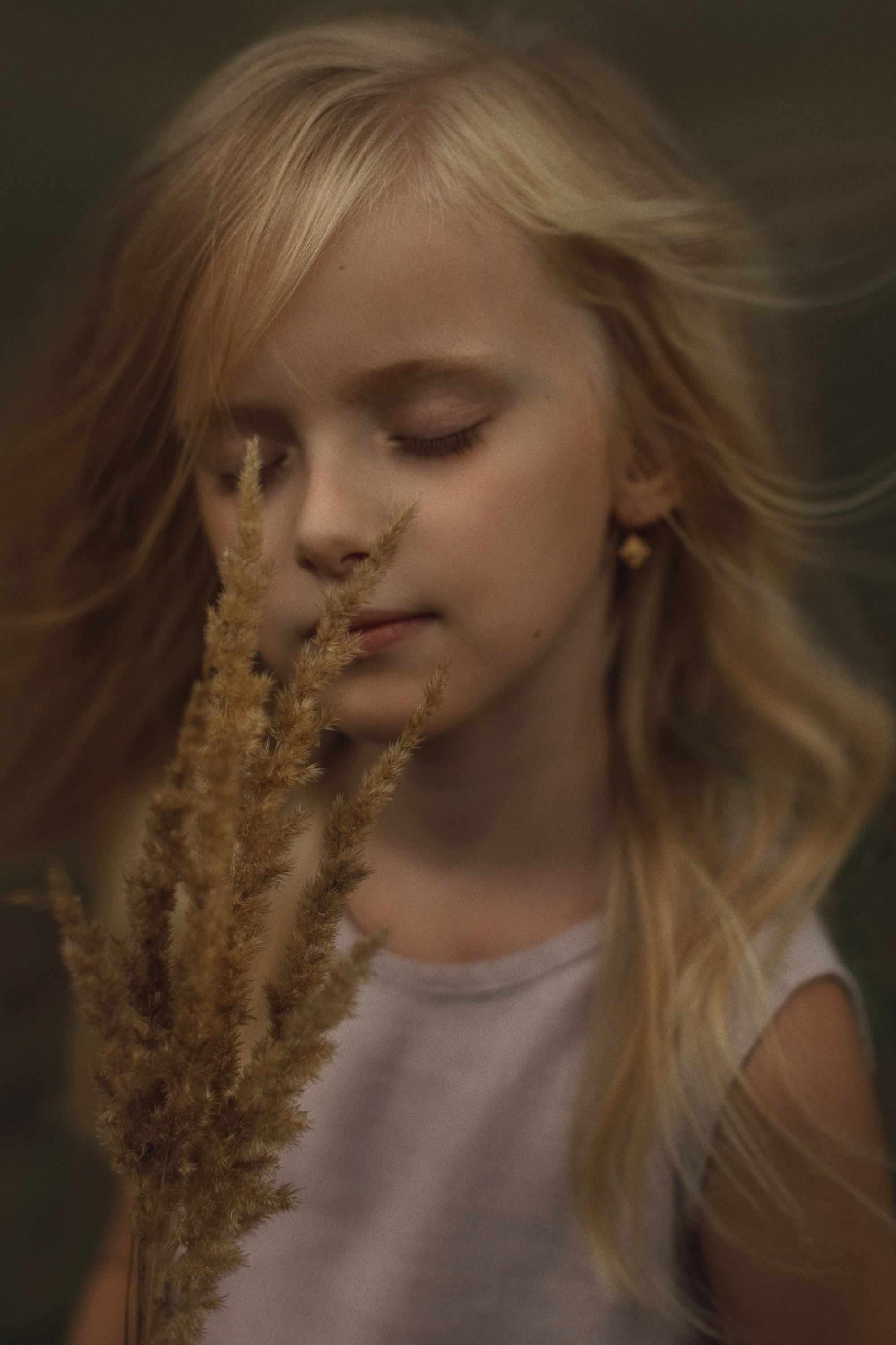 детский портрет, фото ребенка на природе, детская фотосессия, красивая детская фотография, девочка закрыла глаза на фото
