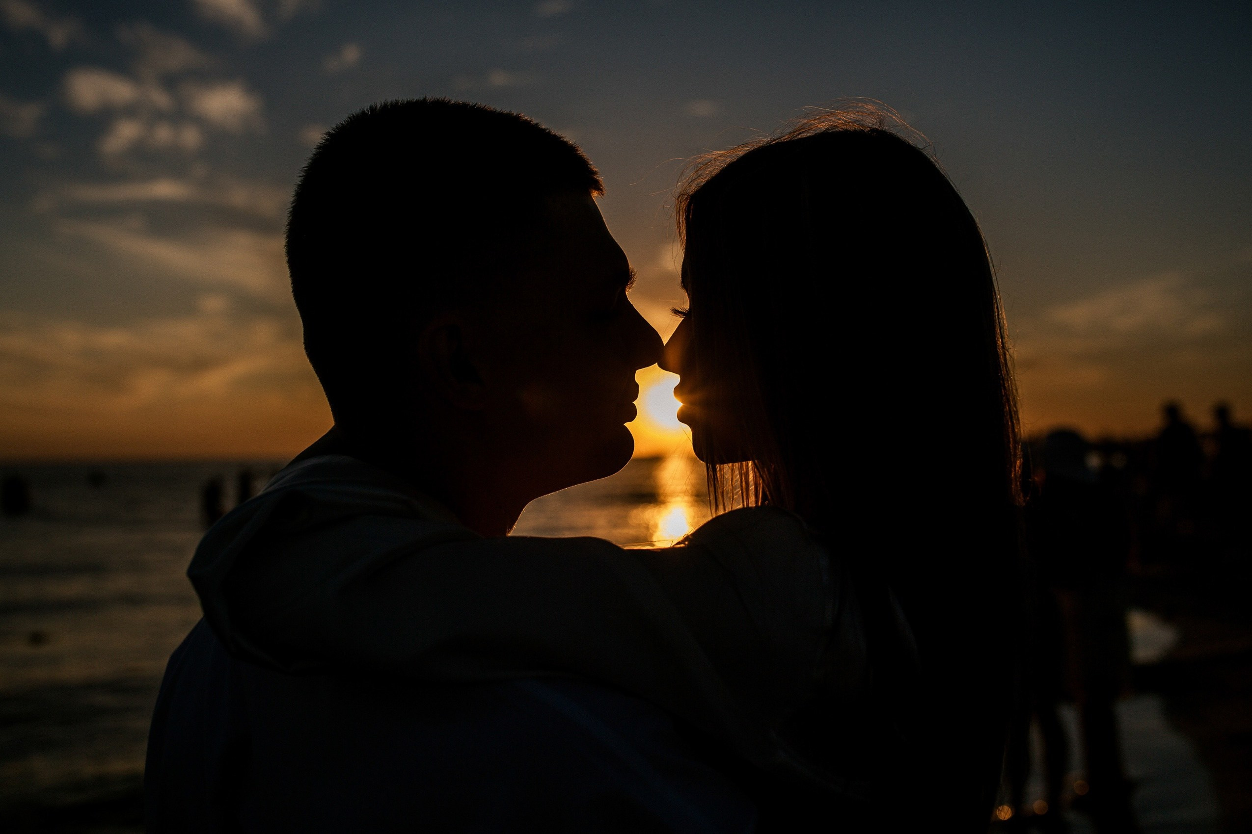 Закат на пляже Джемете, видны только силуэты влюбленной пары.