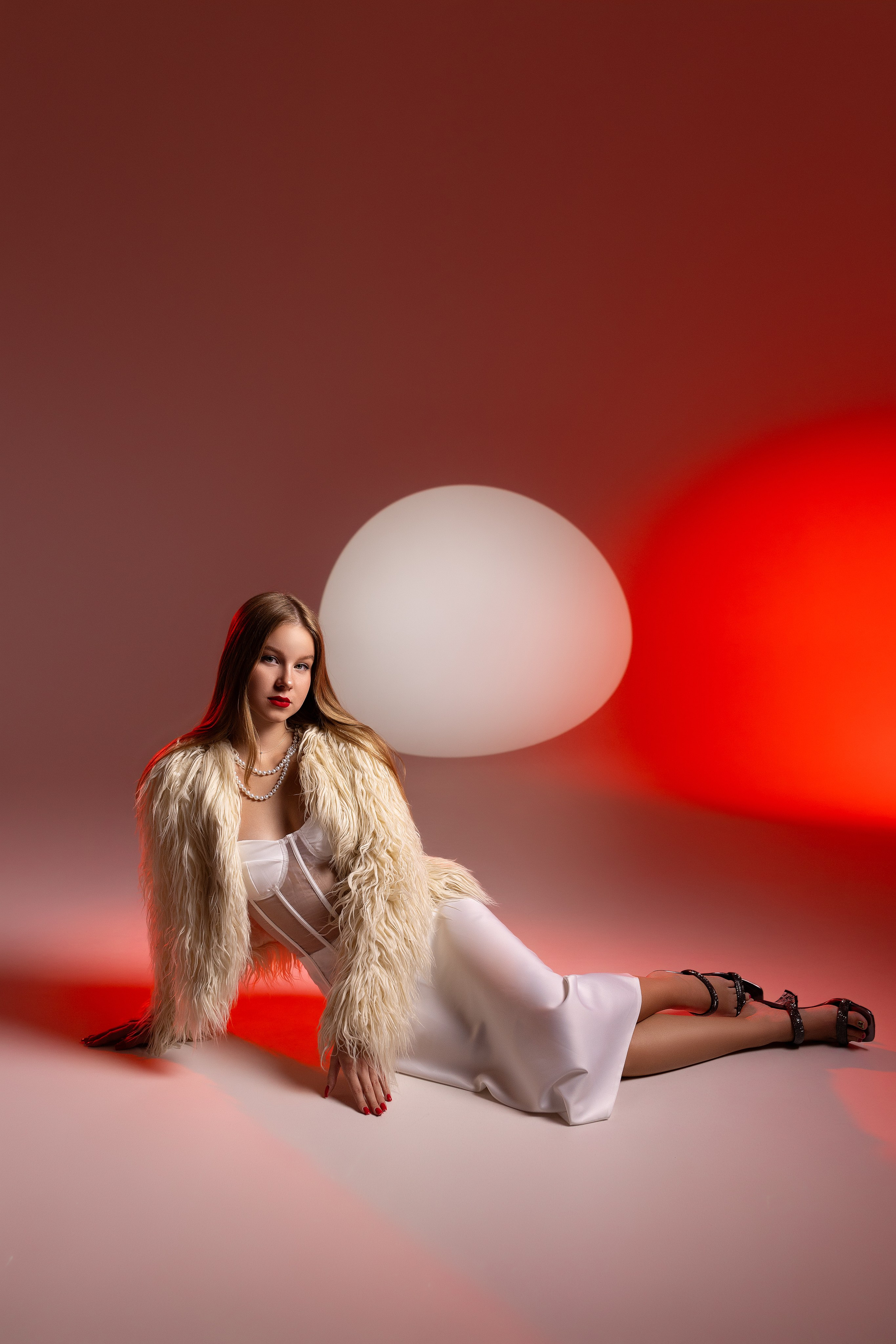 Цветной свет и фигуры. Фотограф Минск