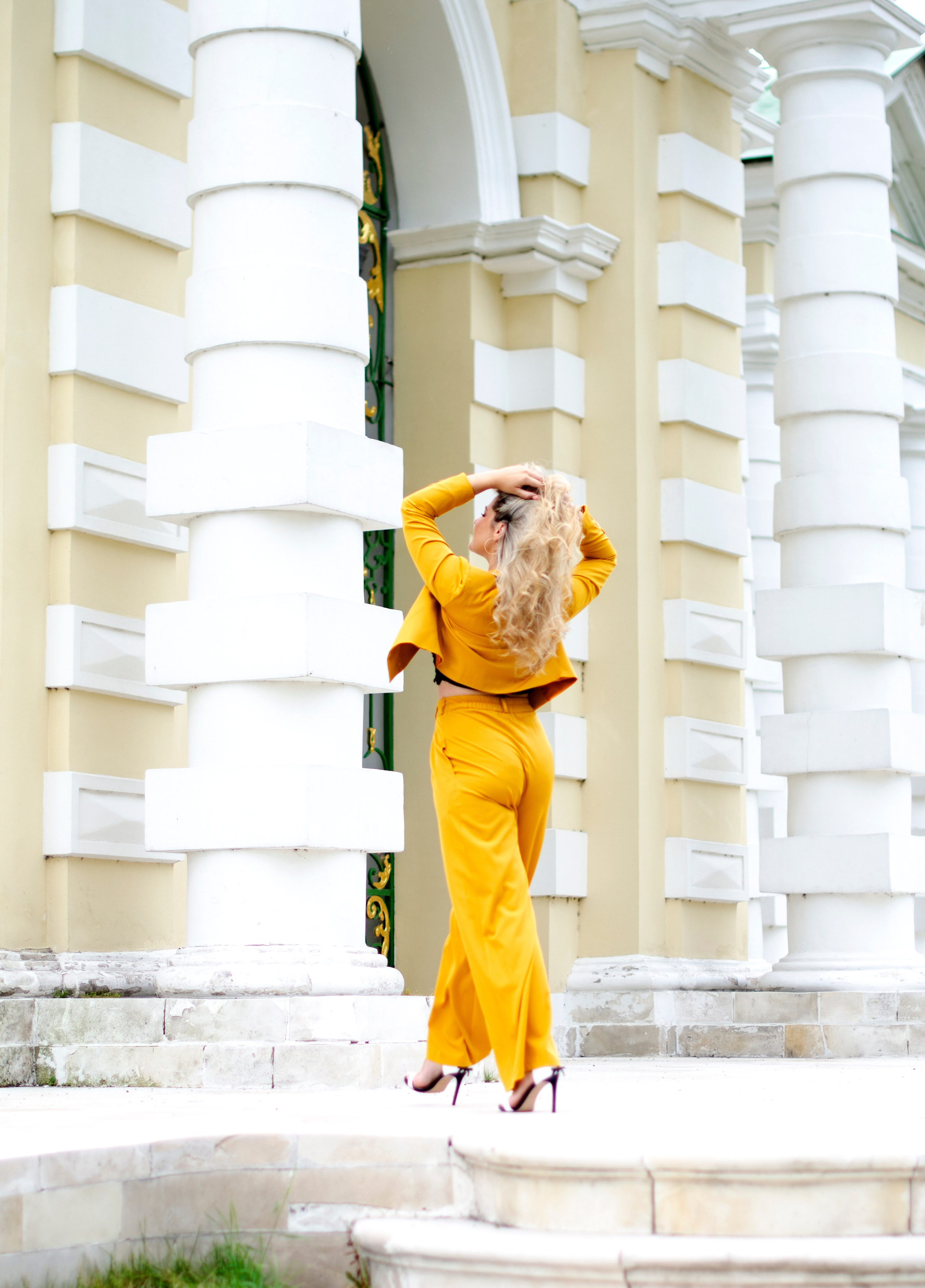 Park, woman in yellow, nature. Family, portrait, content photo in Costa Rica Evgeniya Besprozvannykh
