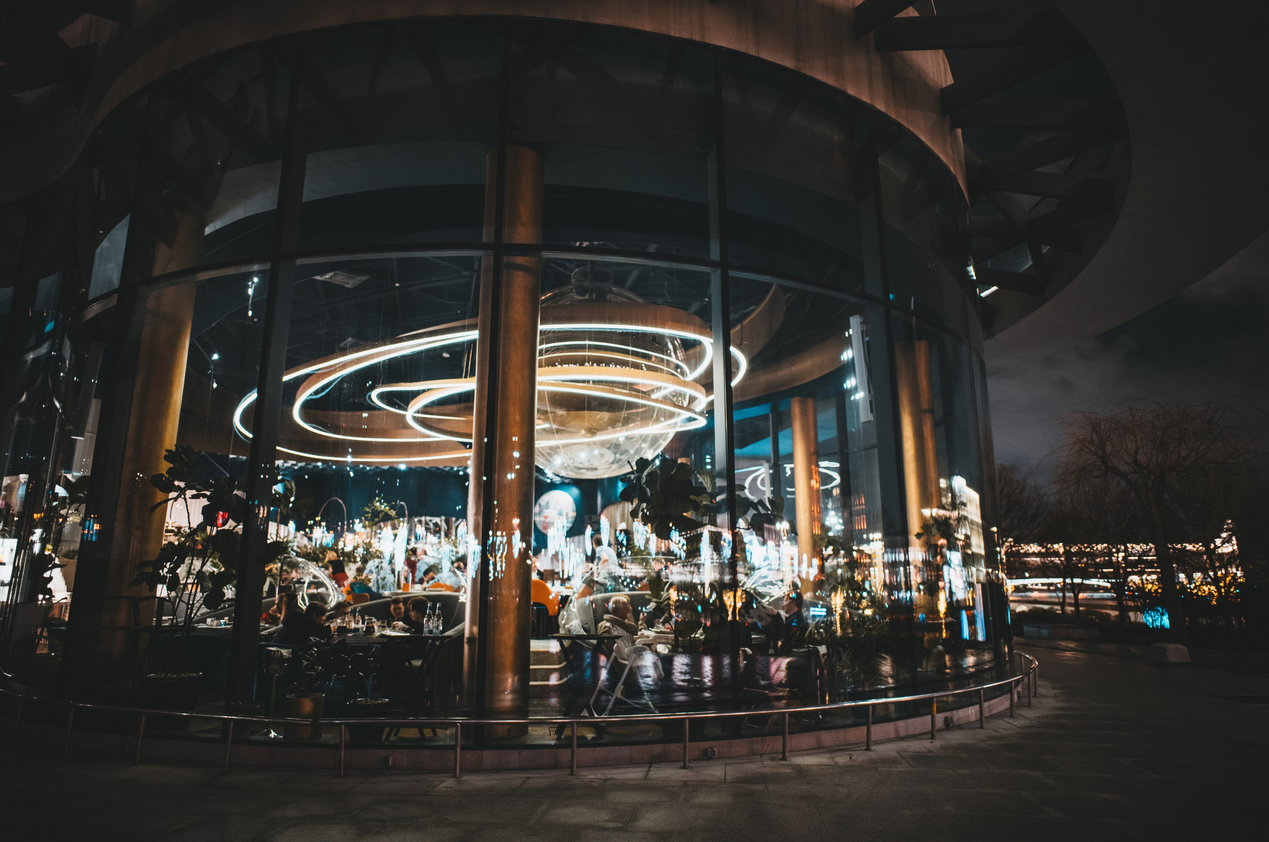 Павильон парка Зарядье зимней ночью