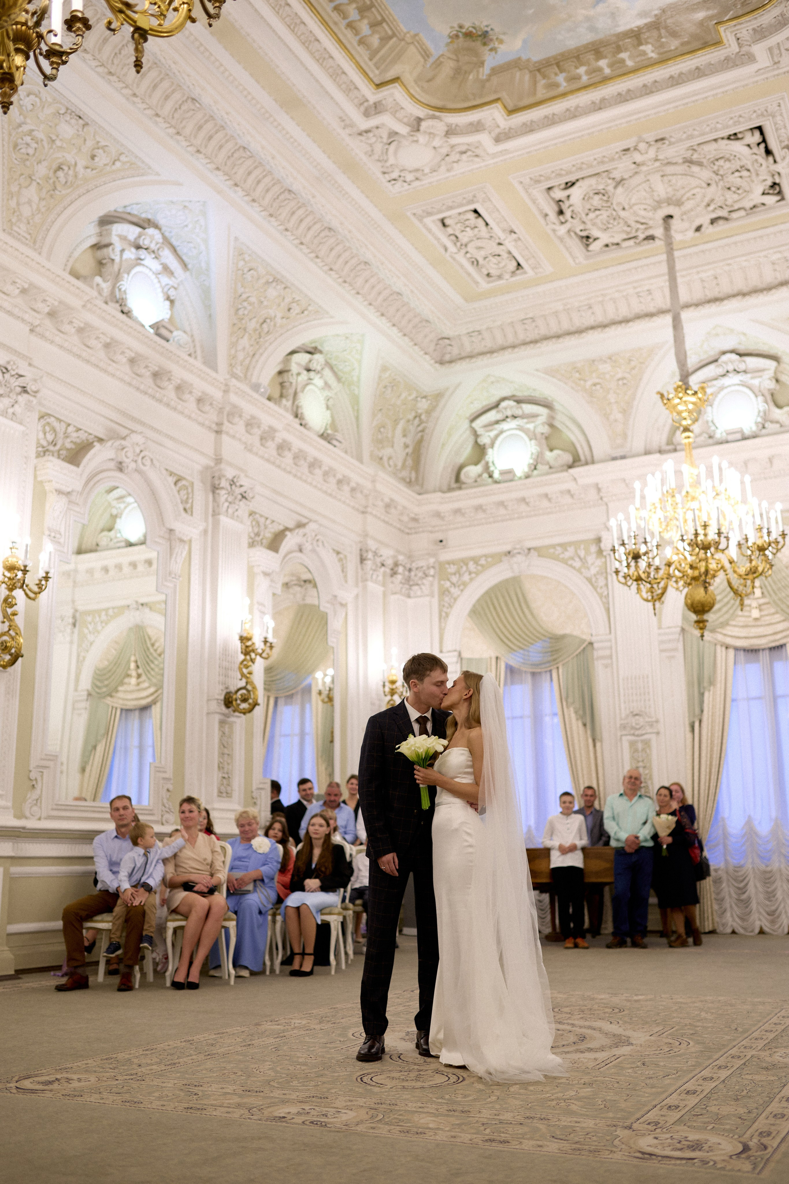 Свадебная фотосессия в Дворце Бракосочетания № 1. Сестры Карабаза. Фотографы и ретушеры в Москве и Санкт-Петербурге