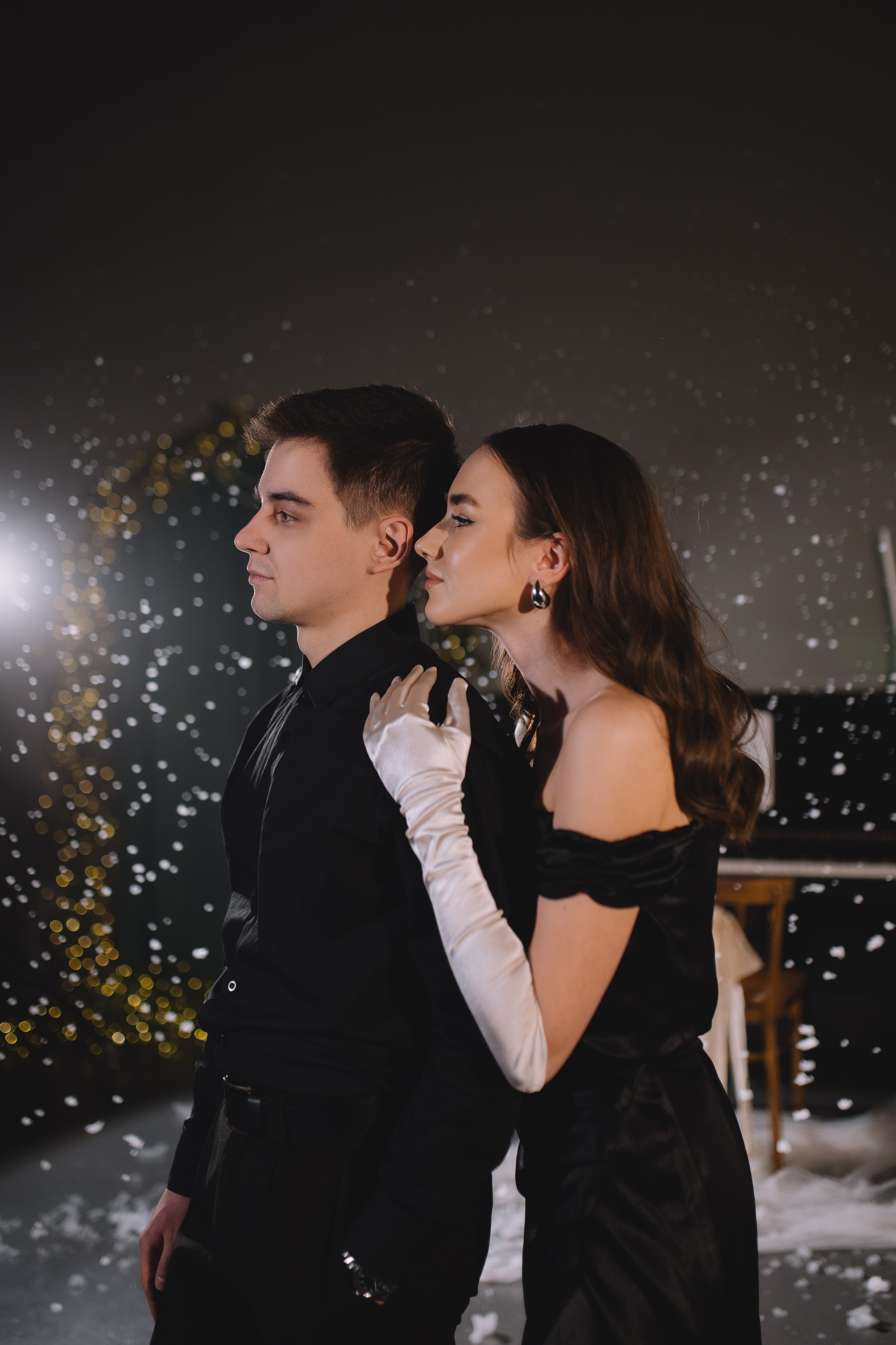 Зимняя фотосессия пары с падающим снегом при свечах. Фотограф и видеограф в Мурманске, Москве Екатерина Нечаева