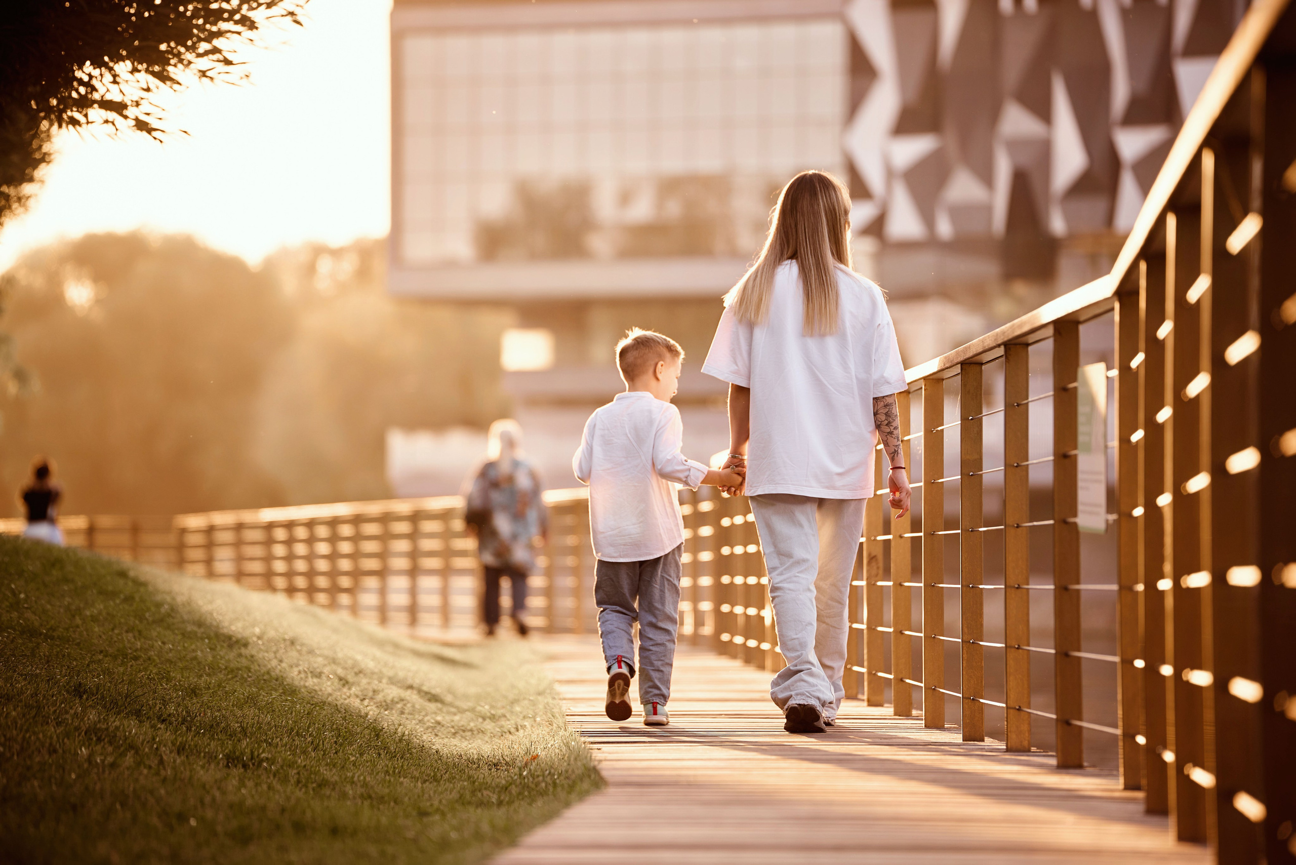 девушка с мальчиком уходят в даль в лучах закатного солнца, кадр с фотосессии на ВНДХ