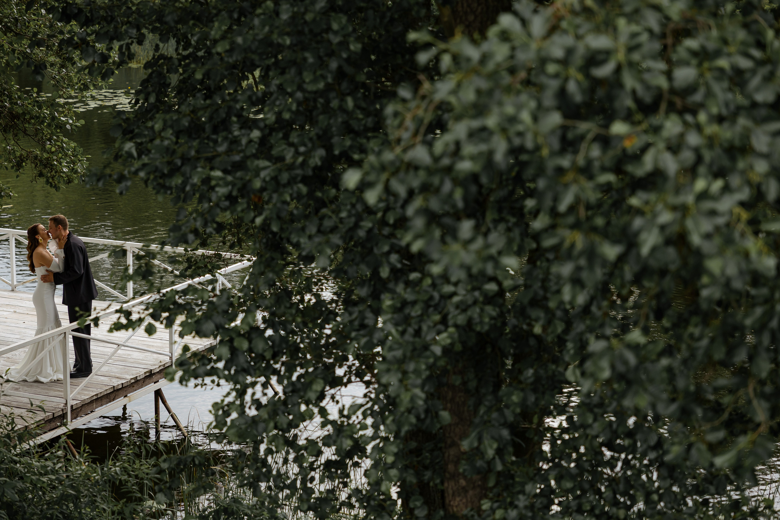 Июньская свадьба на берегу реки. Фотограф Сергей Ртищев в Москве и РФ