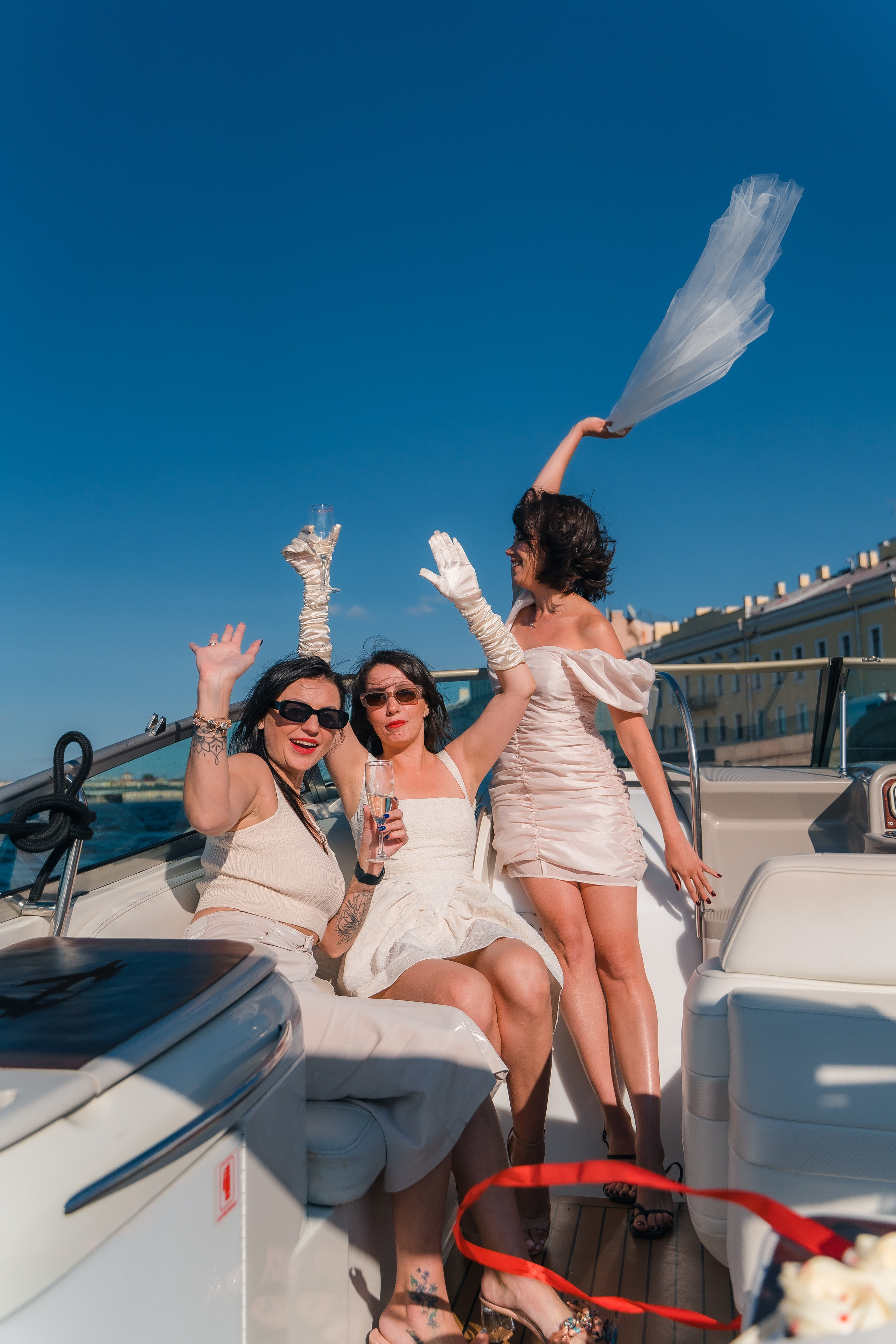 Фотосъемка девичника, встреча девушек, веселые женские портреты