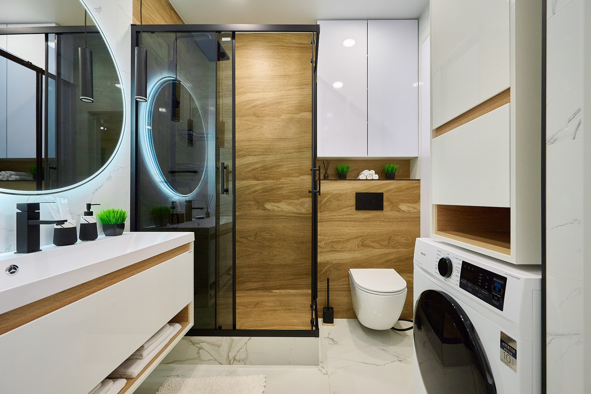 ванная комната в коричневых оттенках белой стеной круглым зеркалом и душевой кабиной 